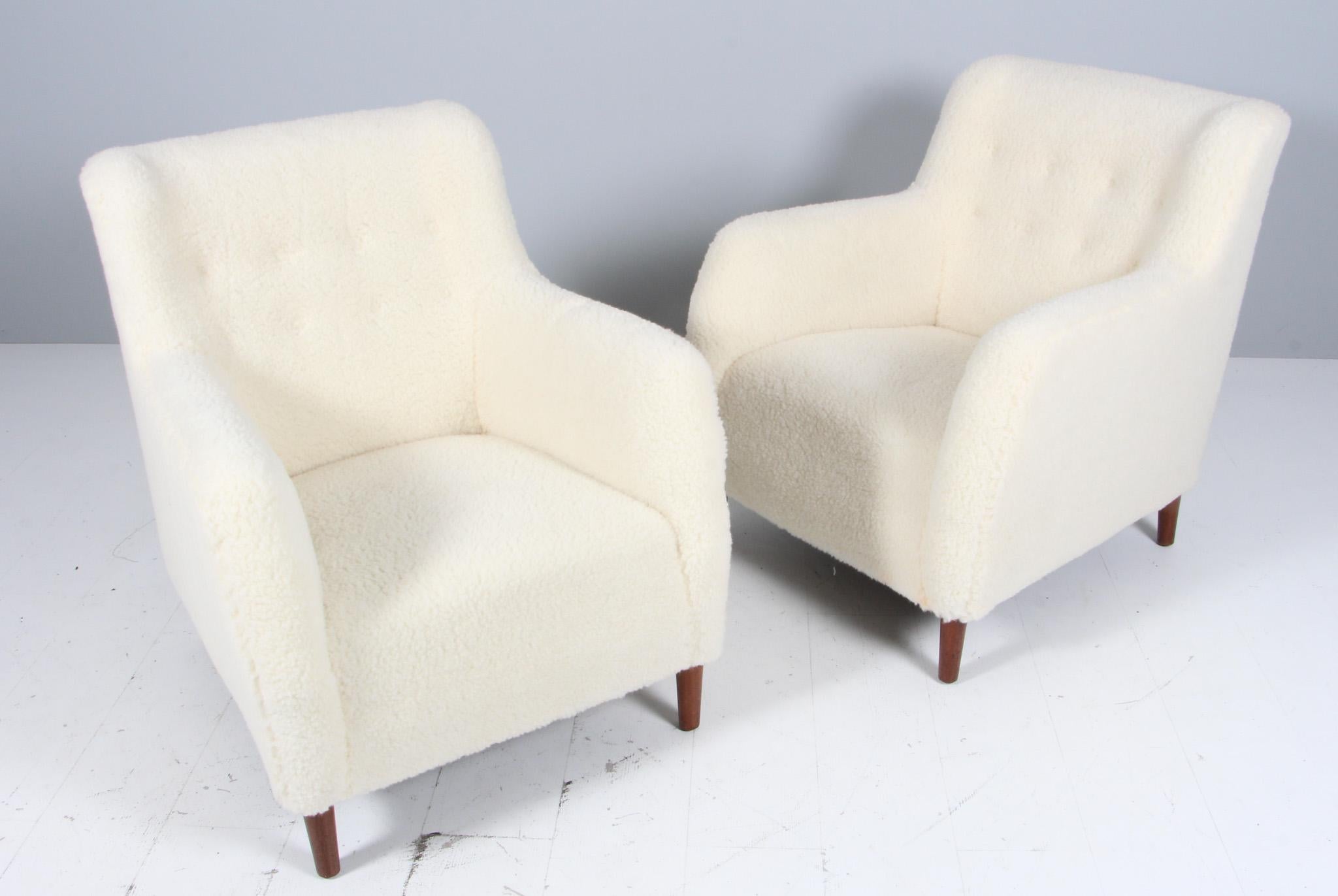 Ebanista danés par de sillones de salón nuevos tapizados con lana de cordero.

Patas de haya teñida.

Fabricado en la década de 1940.

 