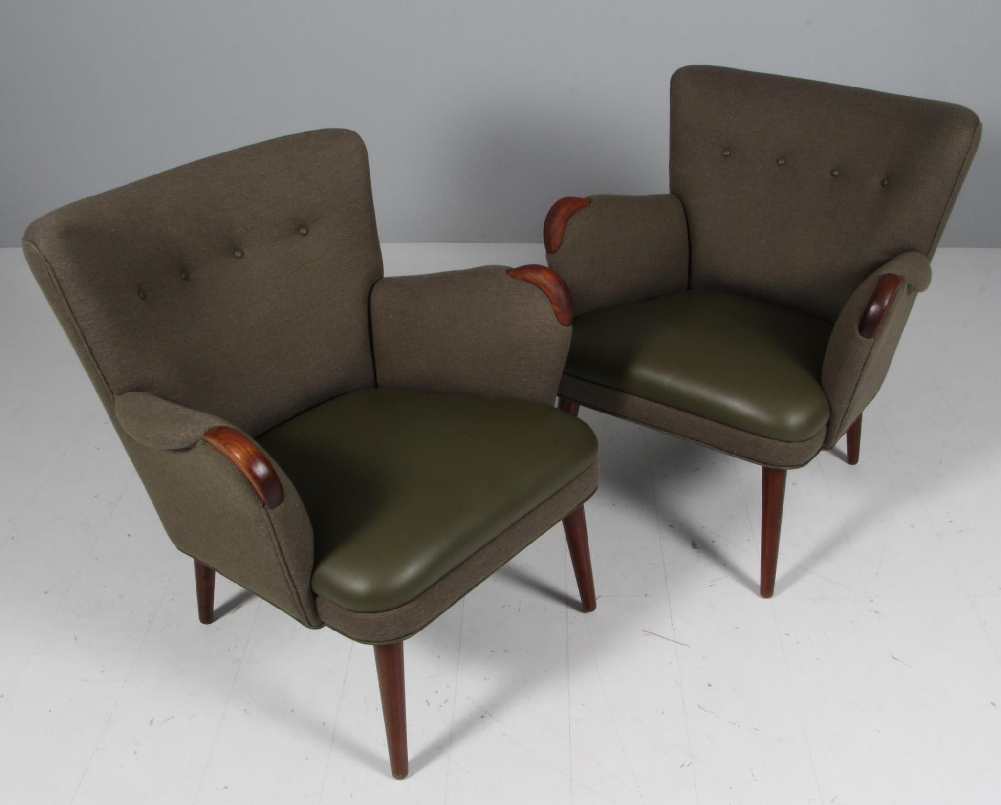 Paire de chaises de salon en ébénisterie danoise avec clous et pieds en teck huilé.

Nouveau rembourrage en laine verte, siège en cuir Eco vert.

Fabriqué au Danemark dans les années 1960