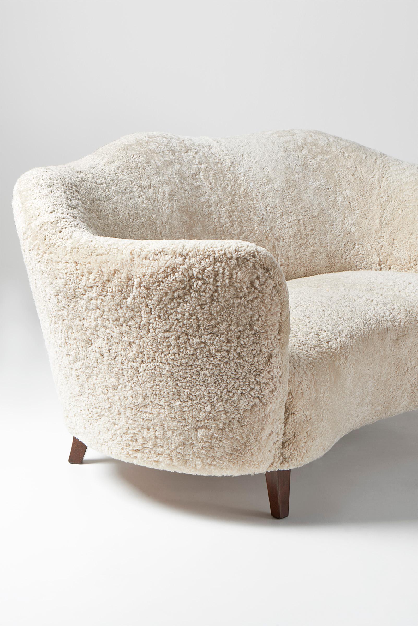 Scandinave moderne Canapé en peau de mouton festonné d'ébéniste danois v1940s en vente