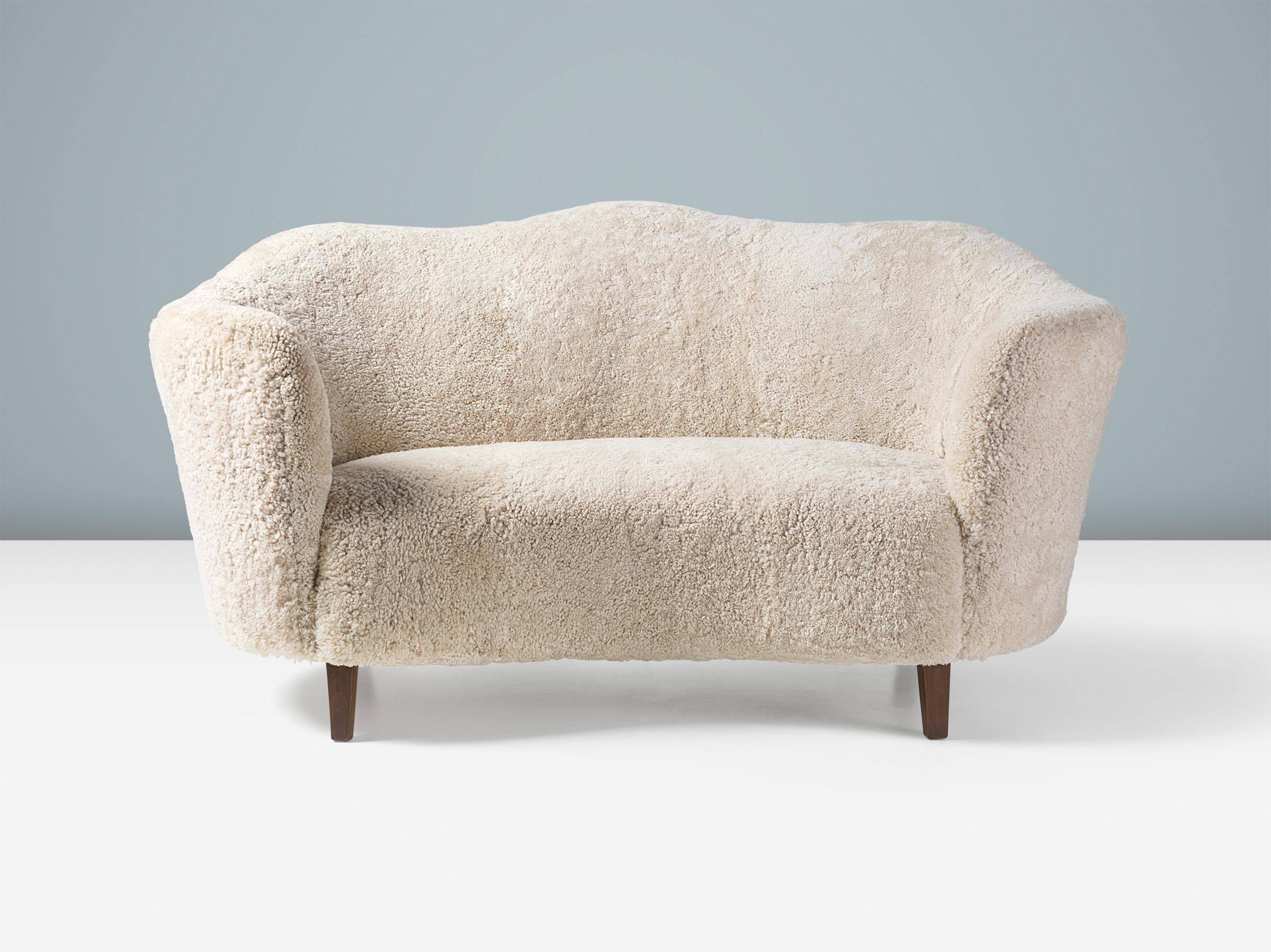 Milieu du XXe siècle Canapé en peau de mouton festonné d'ébéniste danois v1940s en vente