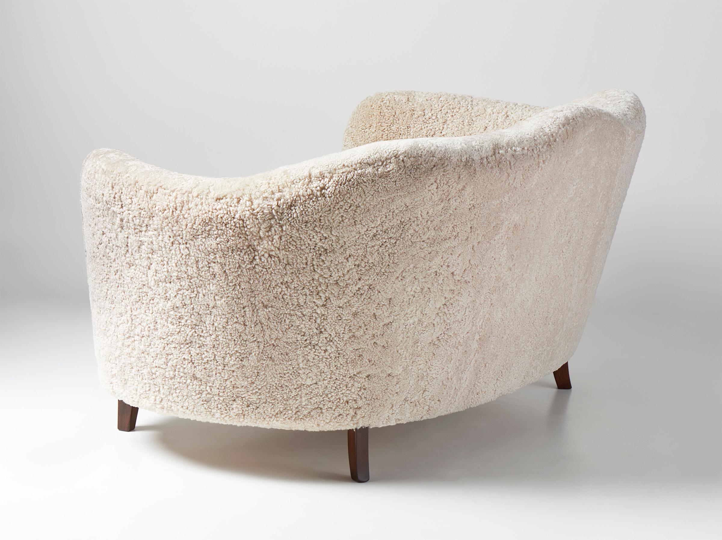 Cuir de mouton Canapé en peau de mouton festonné d'ébéniste danois v1940s en vente