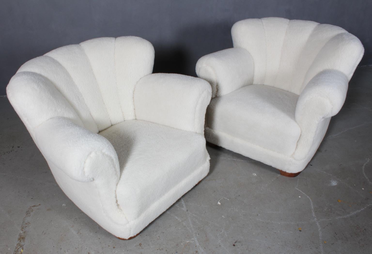 Danish cabinetmaker set of lounge chairs new upholstered with lambwool.

Legs of oak

Made in the 1940s.

