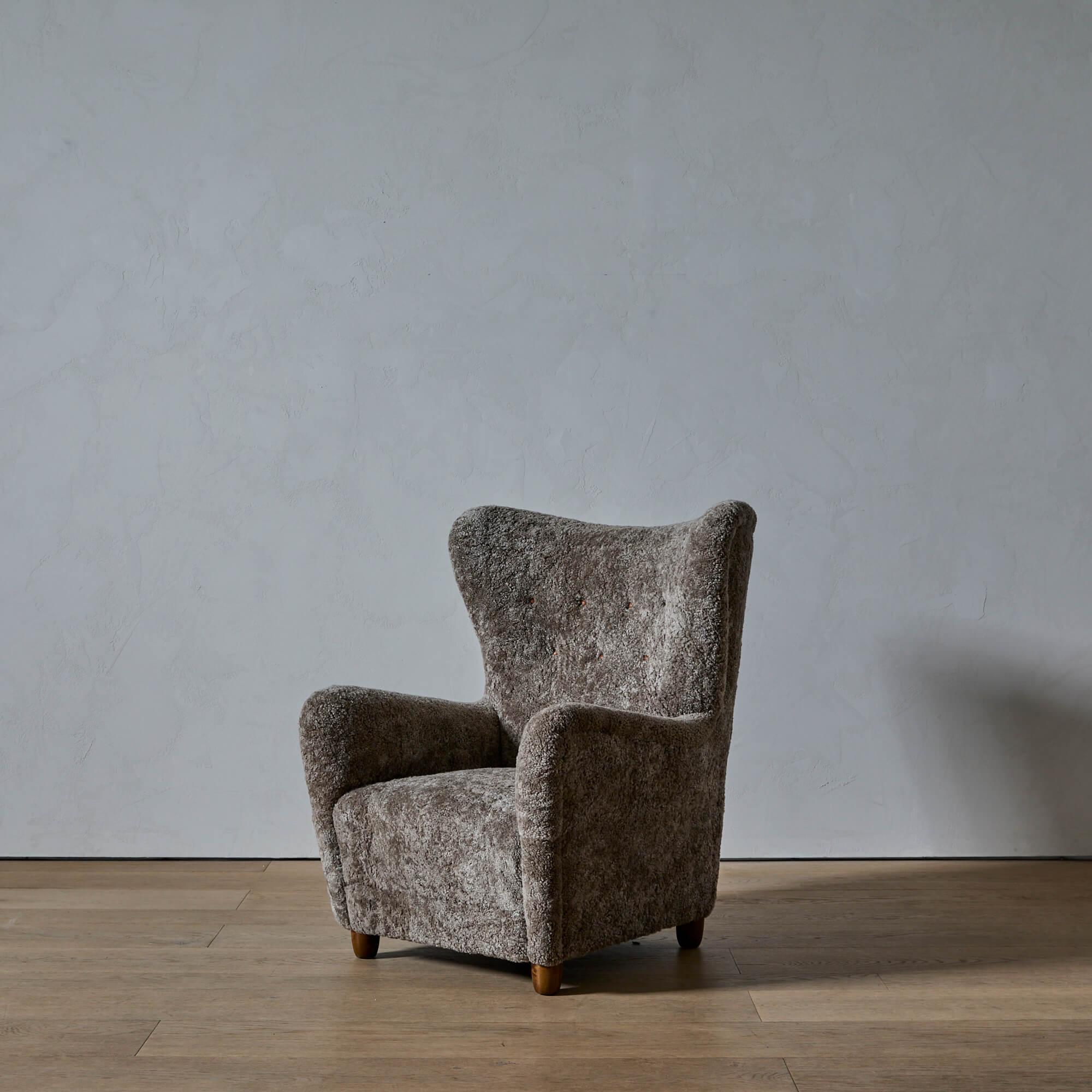 Scandinavo moderno Danish Cabinetmaker Shearling Lounge Chair in vendita