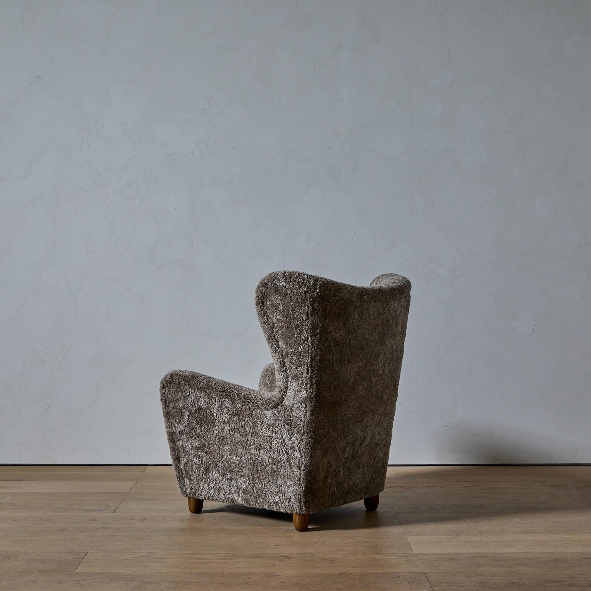 Danish Cabinetmaker Shearling Lounge Chair In condizioni buone in vendita a Long Island City, NY