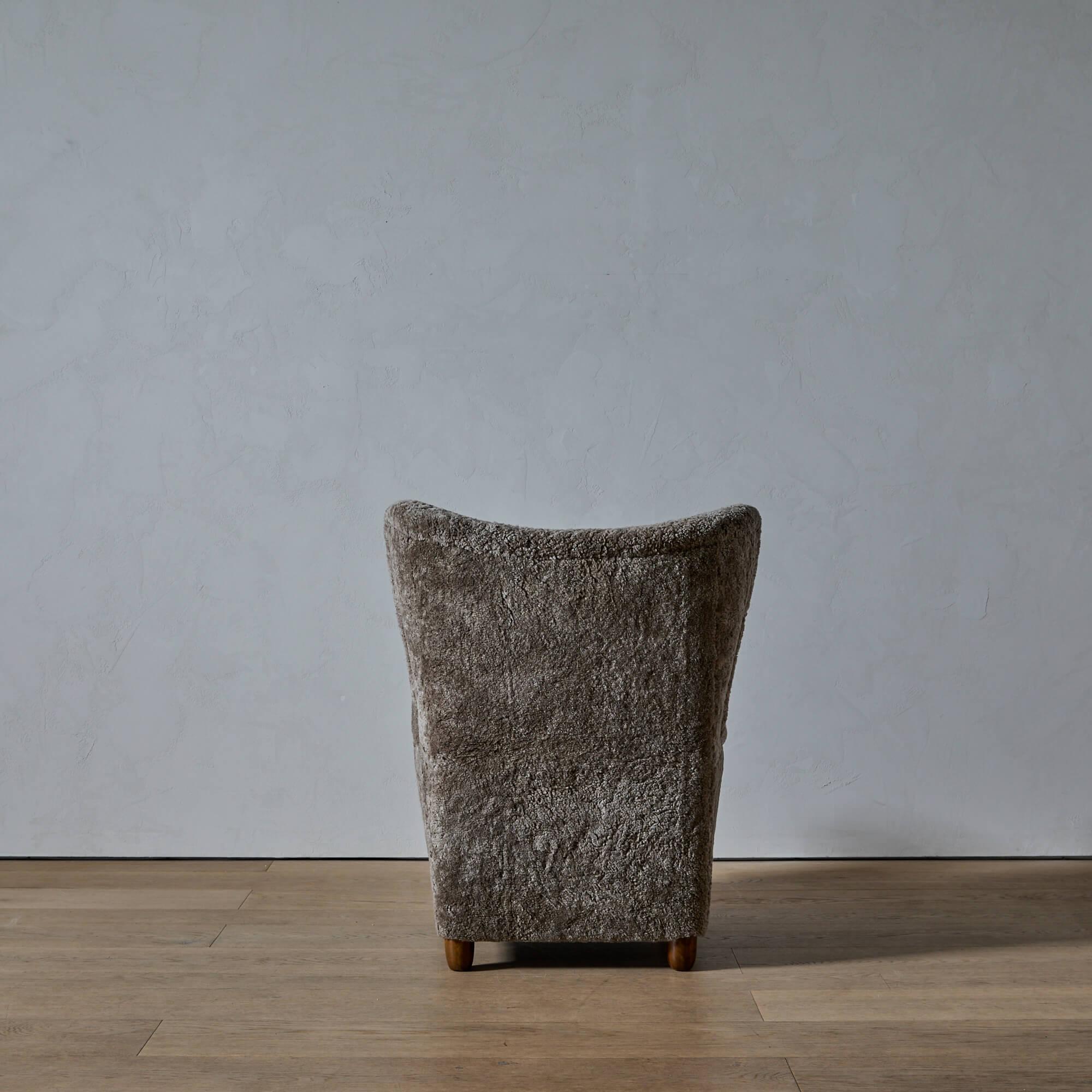 Metà XX secolo Danish Cabinetmaker Shearling Lounge Chair in vendita