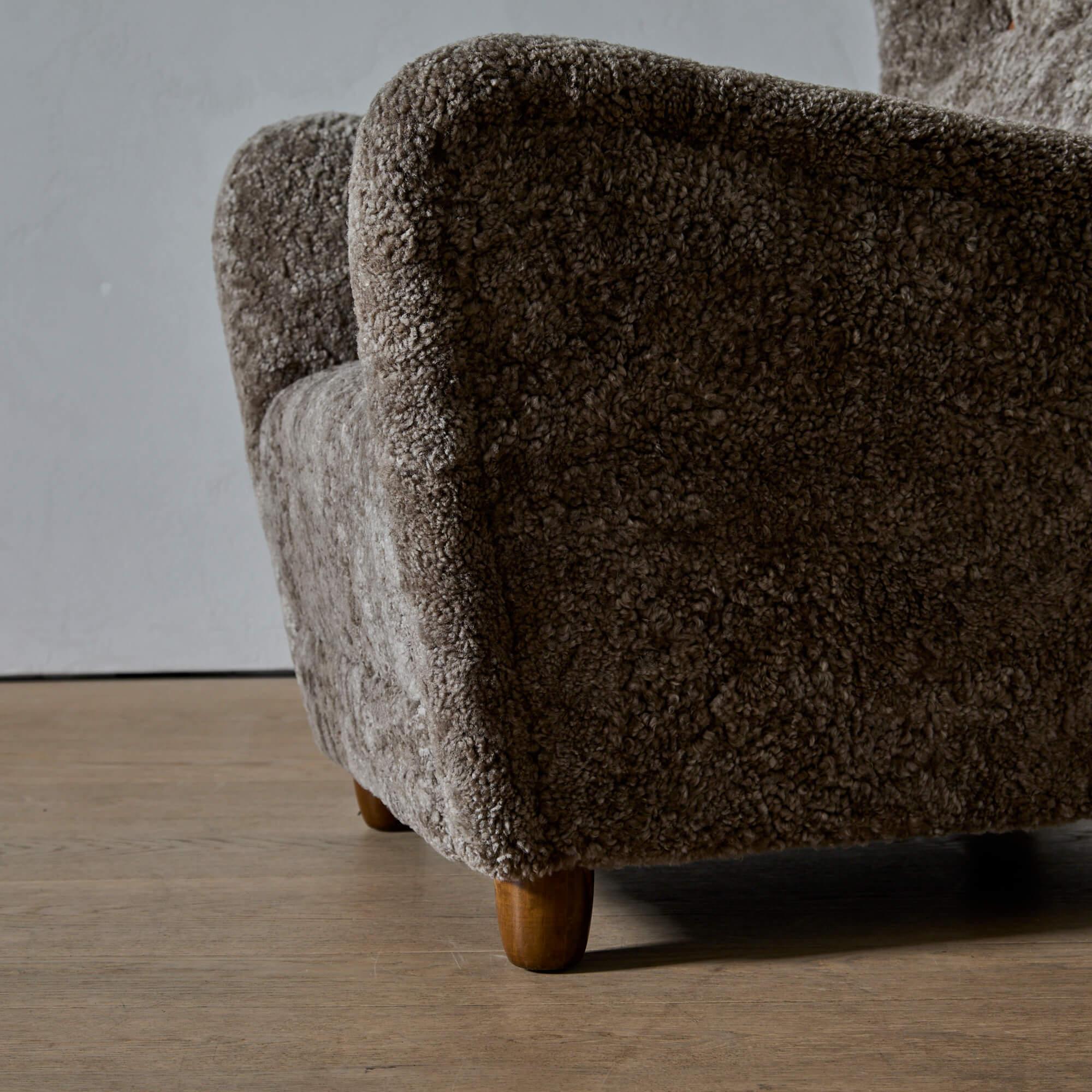Danish Cabinetmaker Shearling Lounge Chair in vendita 1