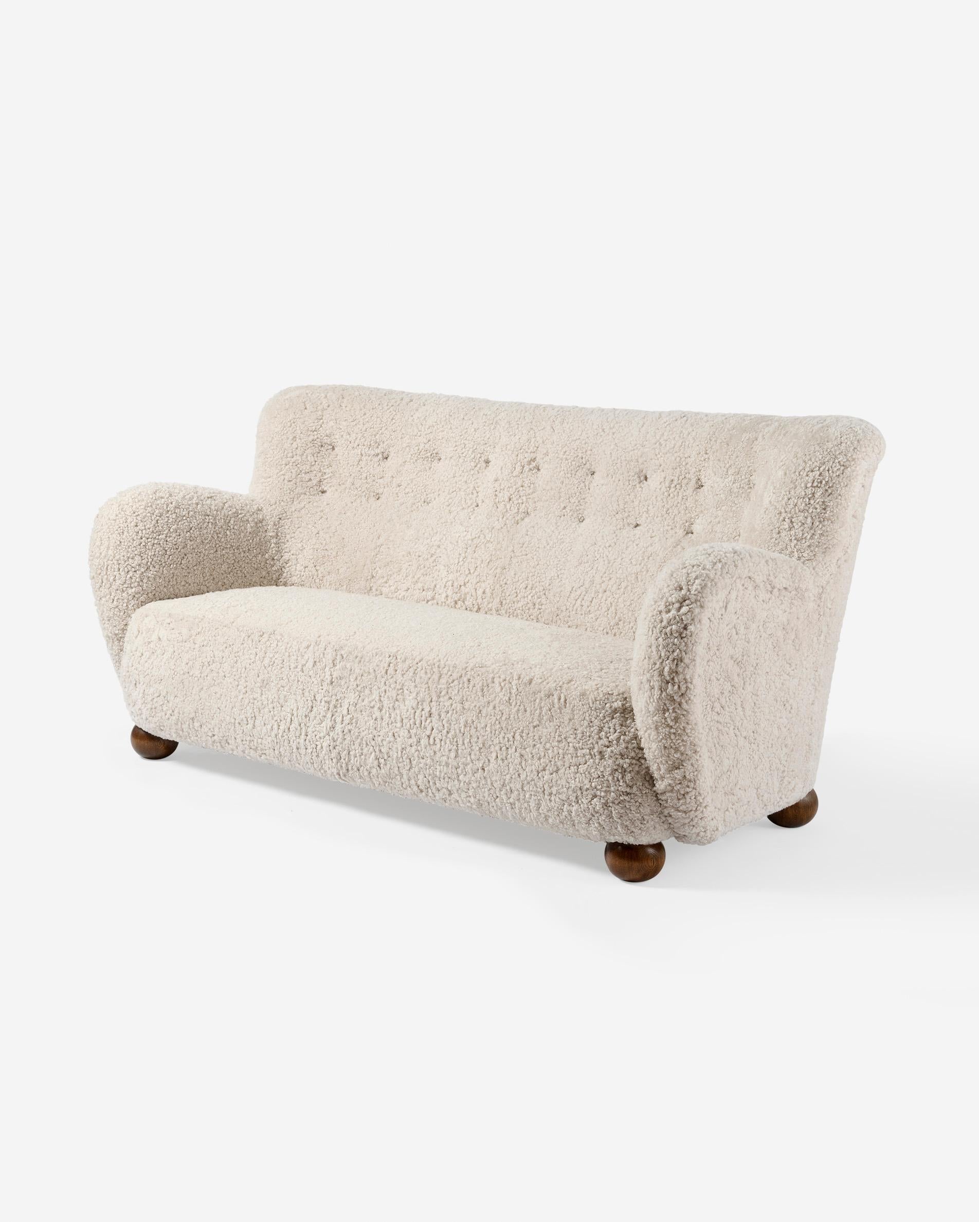 Scandinavo moderno Divano in pelle di pecora da falegname danese con piedini a sfera, anni '40 ca. in vendita