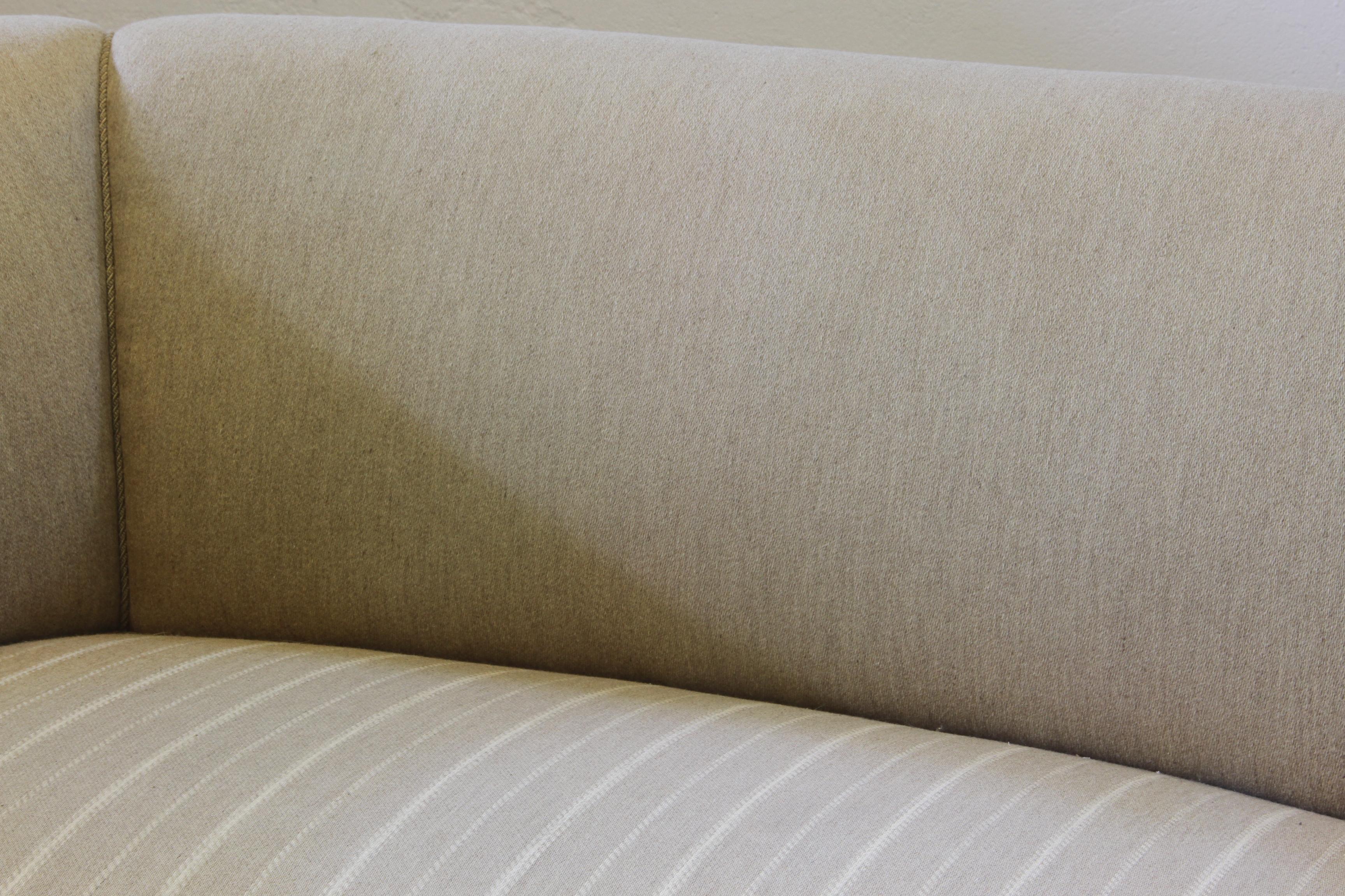 Danish Cabinetmaker Sofa, Curved Banana Shape, Mid-Century 1940s, Settee in vendita 4