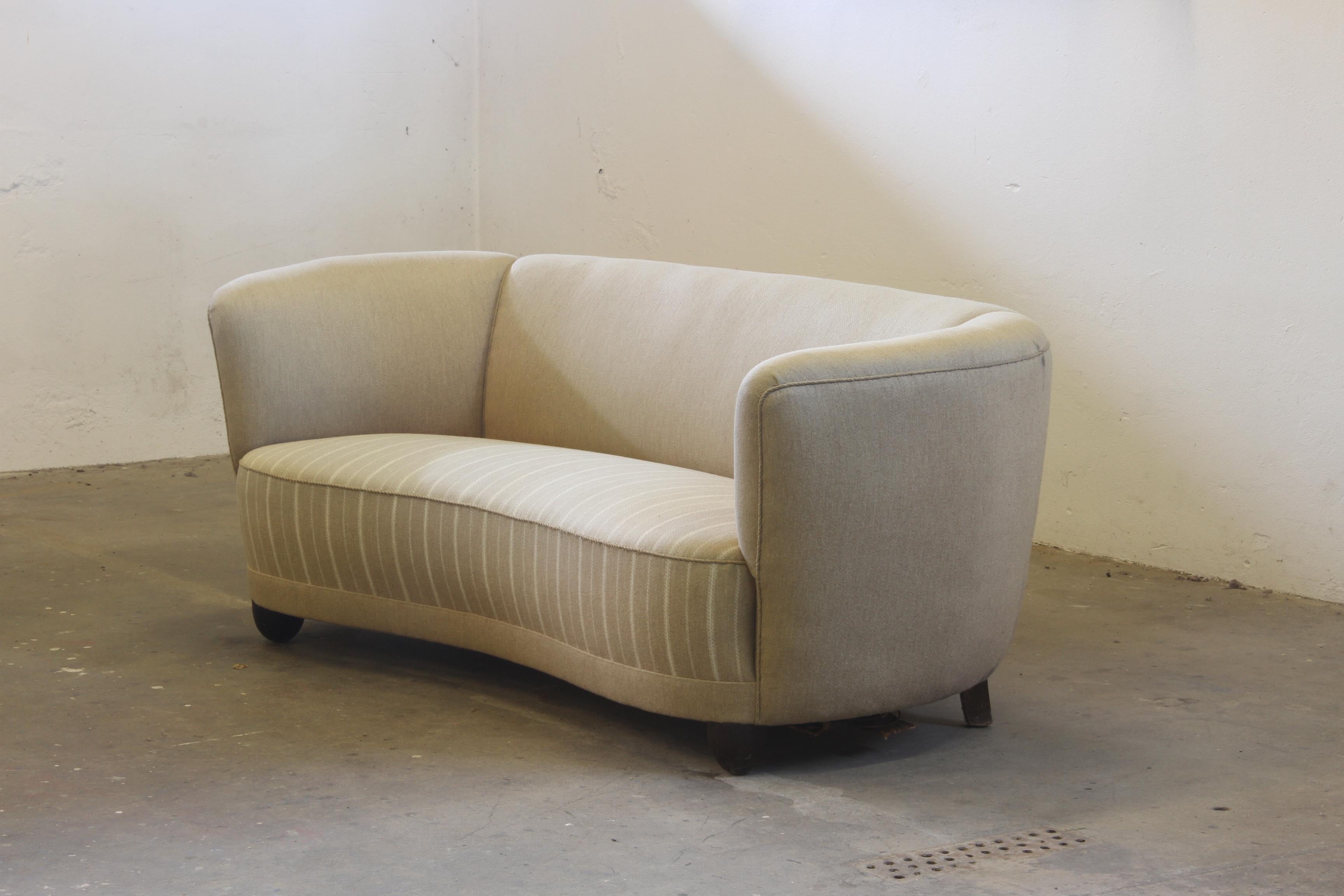 Danish Cabinetmaker Sofa, Curved Banana Shape, Mid-Century 1940s, Settee in vendita 5