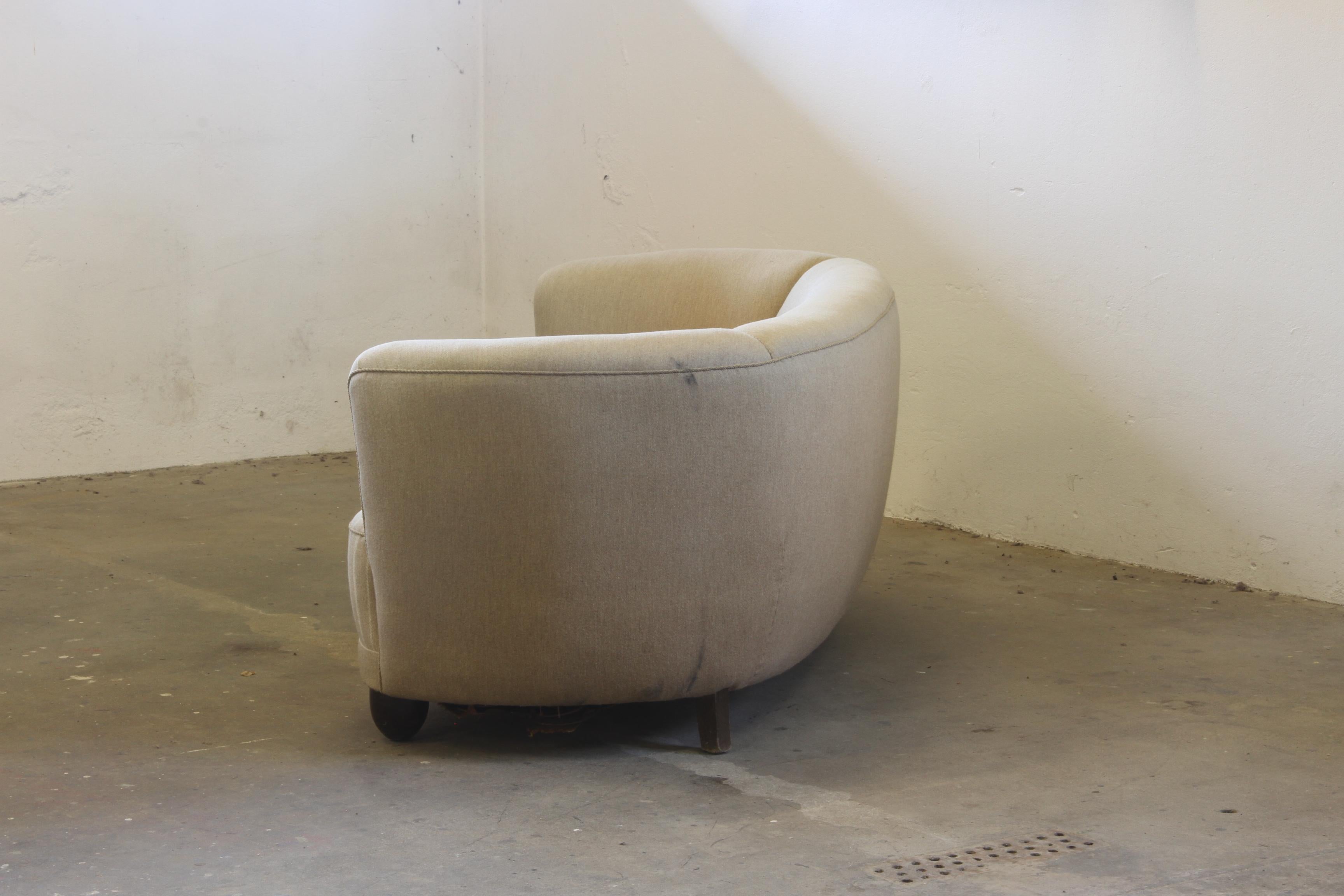 Danish Cabinetmaker Sofa, Curved Banana Shape, Mid-Century 1940s, Settee in vendita 6