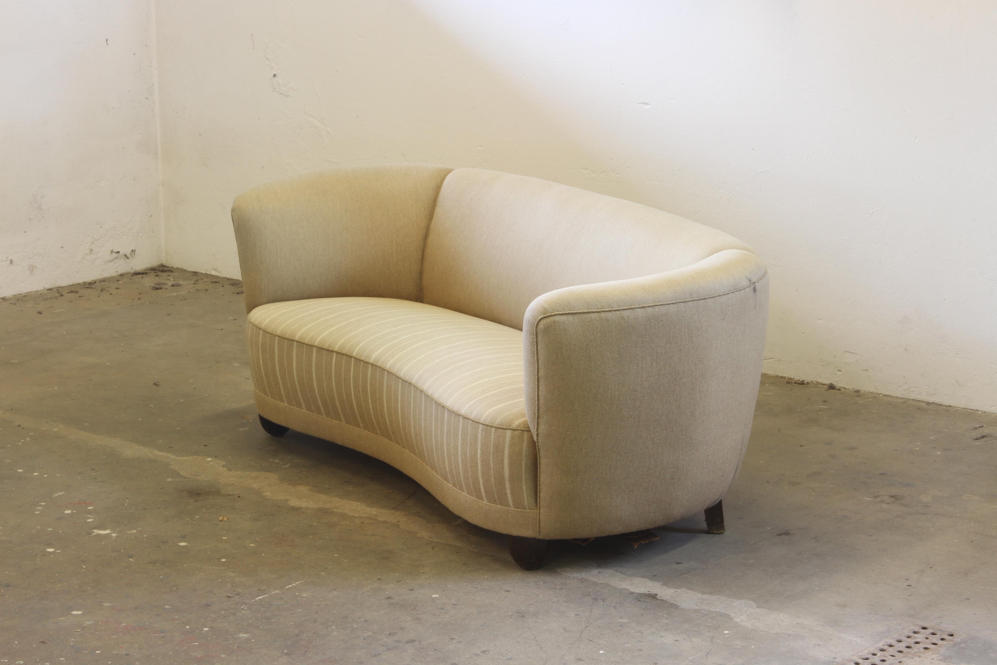 Danish Cabinetmaker Sofa, Curved Banana Shape, Mid-Century 1940s, Settee in vendita 7