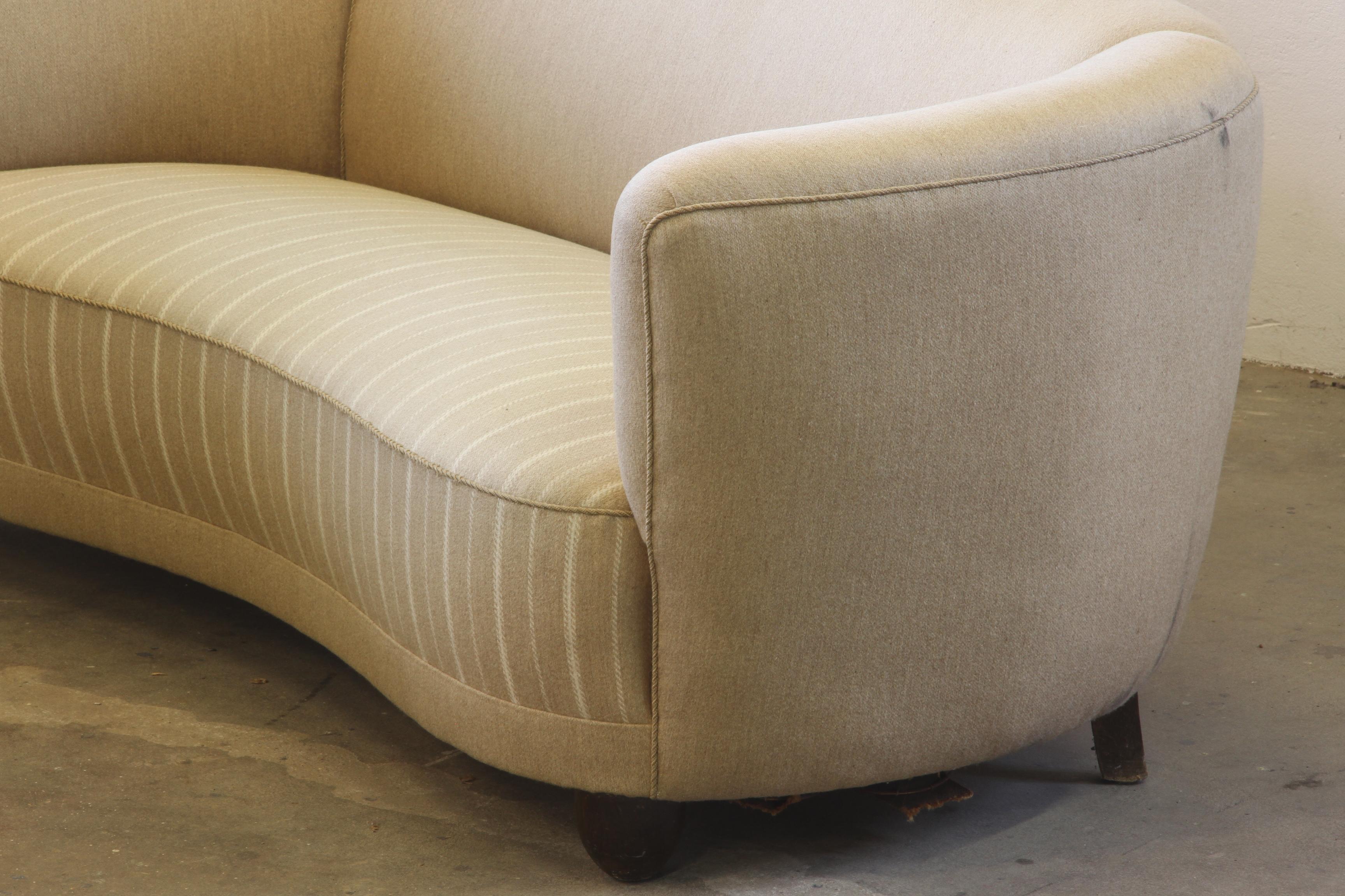 Danish Cabinetmaker Sofa, Curved Banana Shape, Mid-Century 1940s, Settee in vendita 8