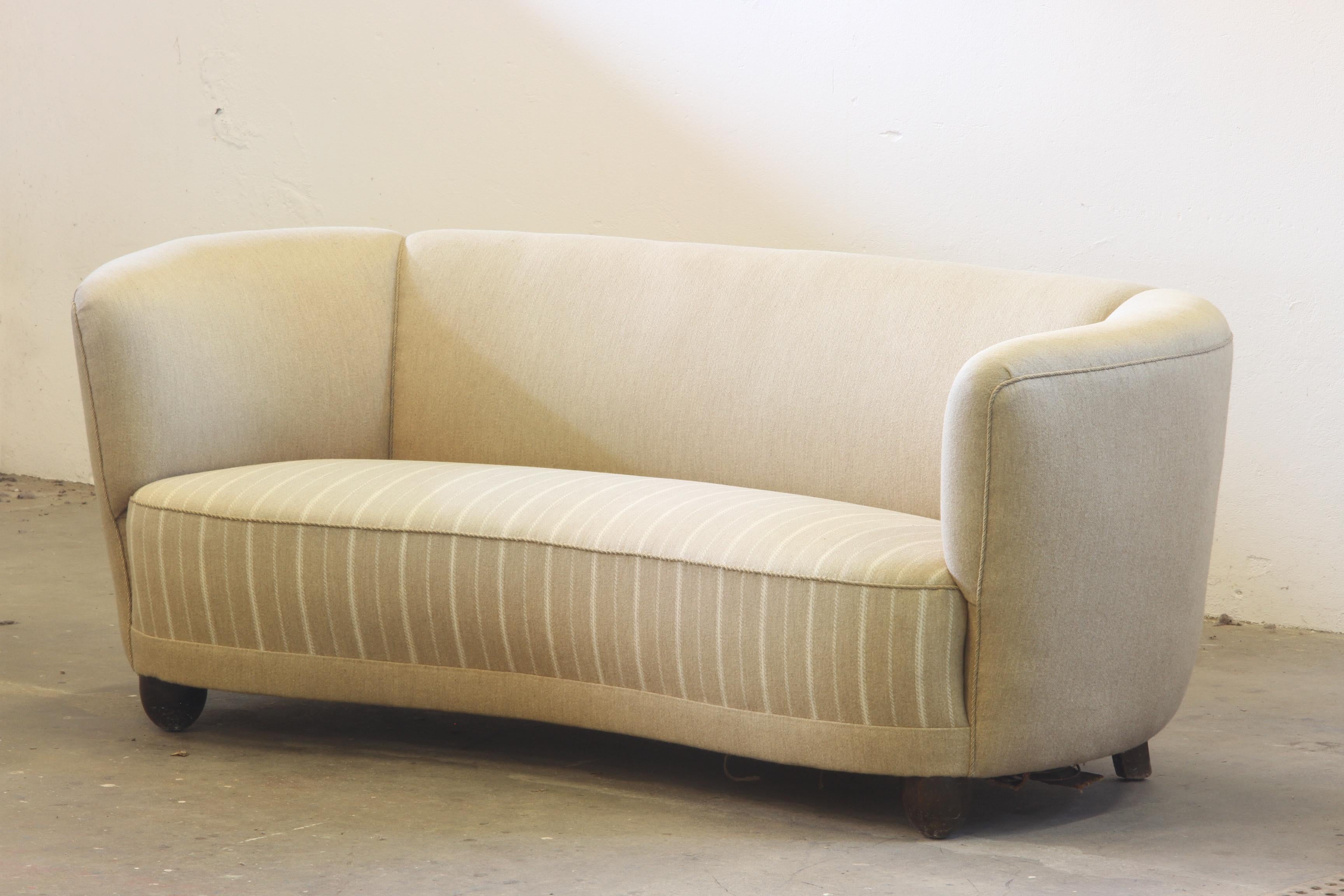 Mid-Century moderno Danish Cabinetmaker Sofa, Curved Banana Shape, Mid-Century 1940s, Settee in vendita
