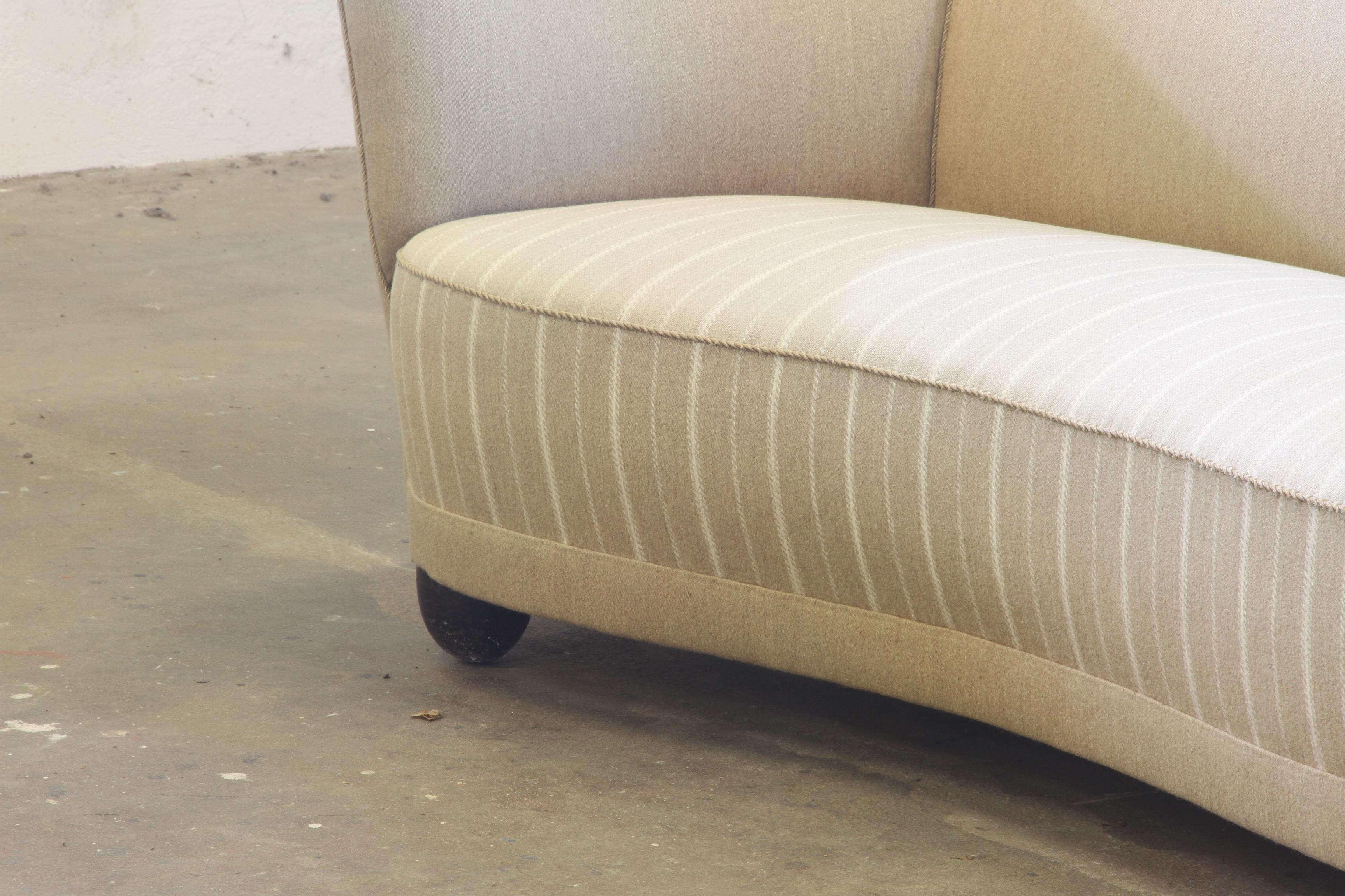 Danish Cabinetmaker Sofa, Curved Banana Shape, Mid-Century 1940s, Settee In condizioni buone in vendita a Store Heddinge, DK