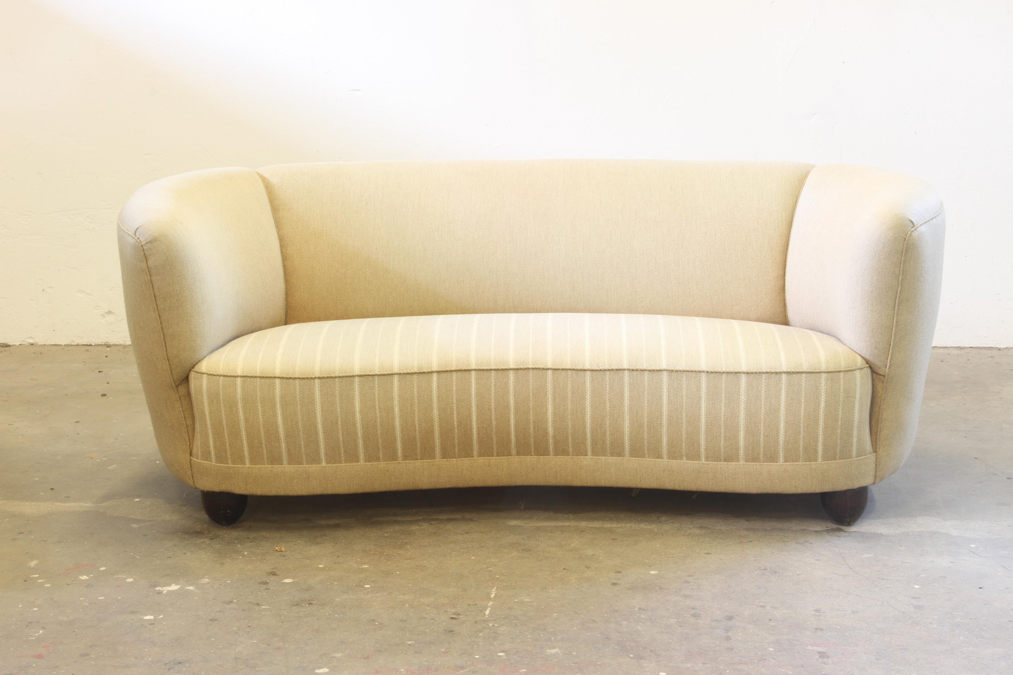 Danish Cabinetmaker Sofa, Curved Banana Shape, Mid-Century 1940s, Settee in vendita 1