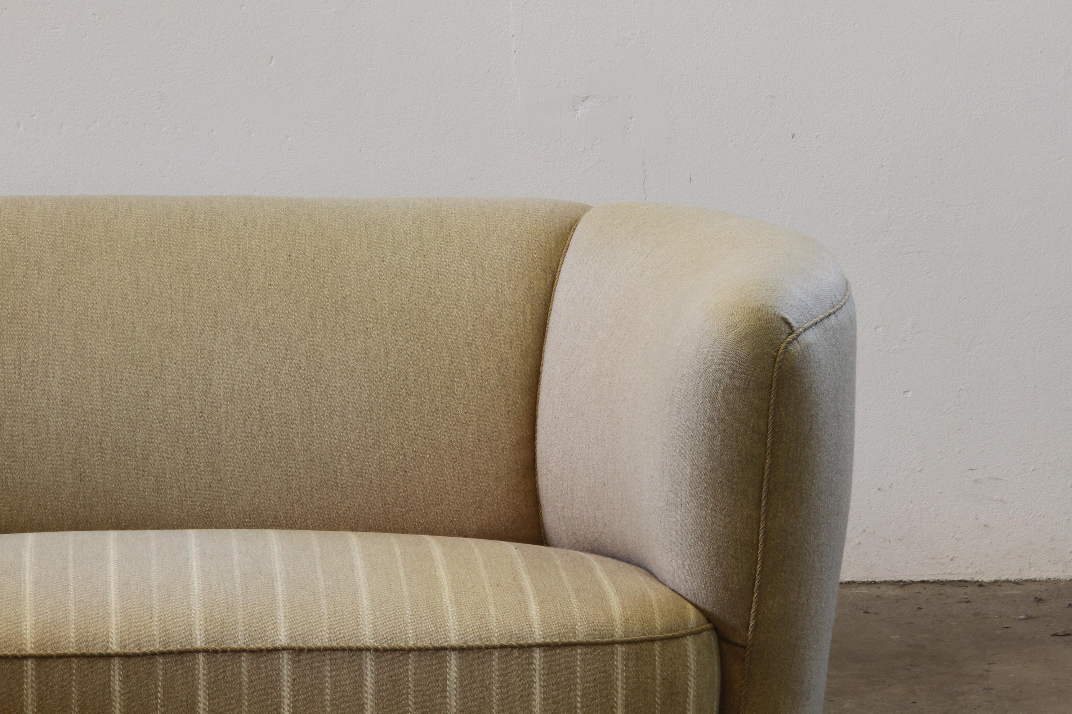 Danish Cabinetmaker Sofa, Curved Banana Shape, Mid-Century 1940s, Settee in vendita 2