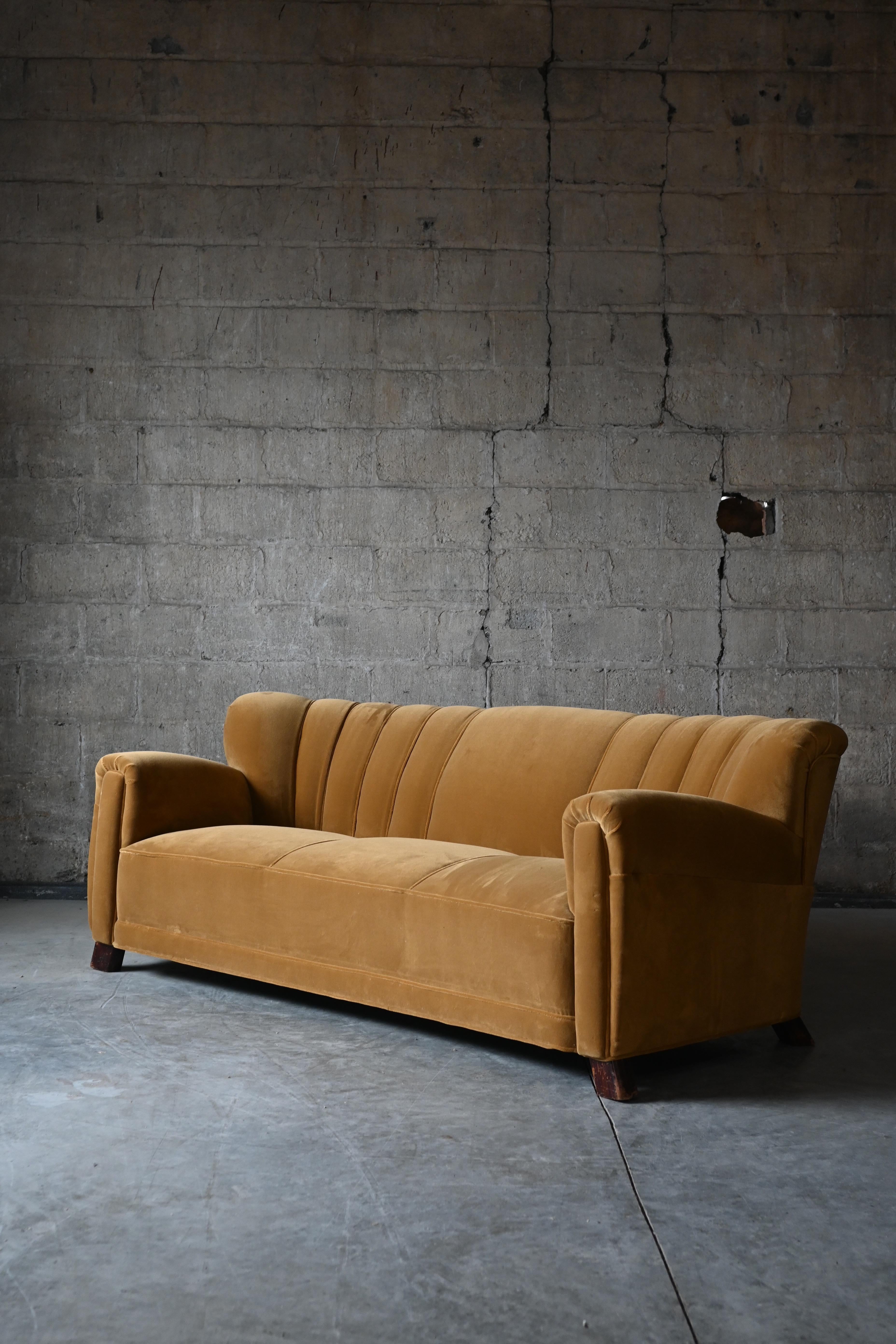 Ein originales dänisches Tischlersofa aus der Jahrhundertmitte. Tolle Linien und zeitlose Form mit neu gepolstertem, hochwertigem, goldfarbenem Mohair. 