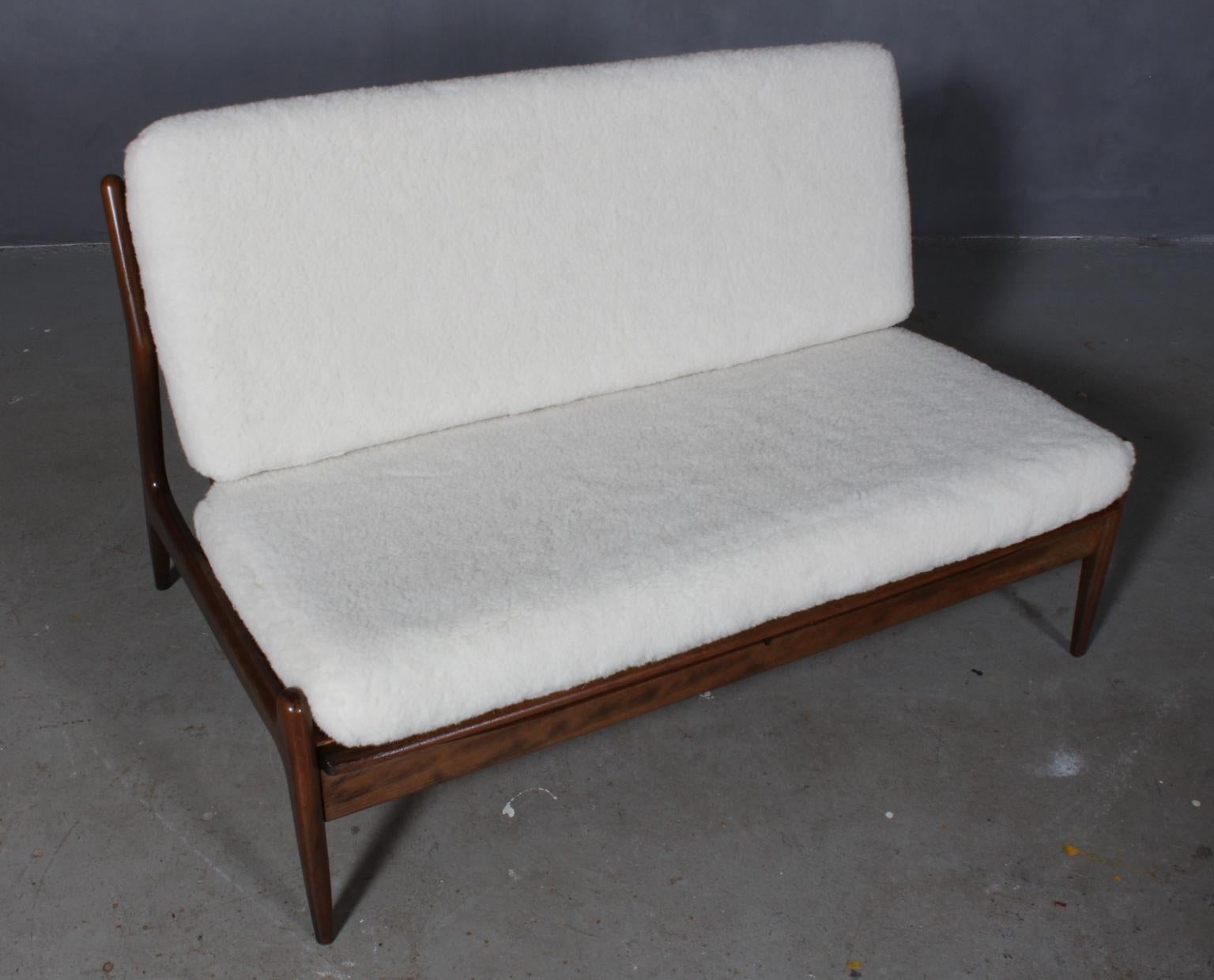 Danish cabinetmaker sofa new upholstered with lambswool

Frame of stained beech.

Made in the 1950s.

   