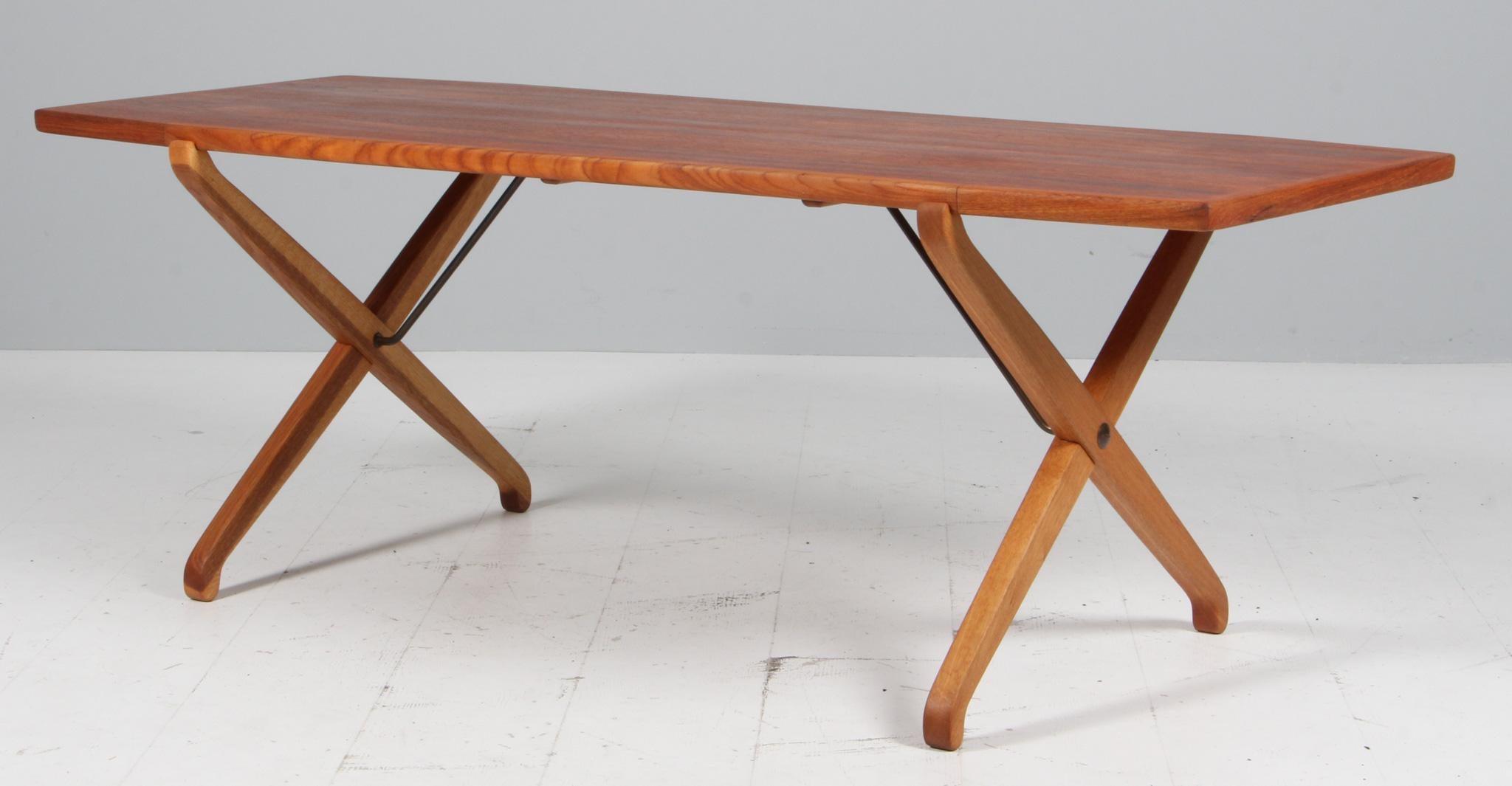 Danish Cabinetmaker sofa table with plate of teak. Legs of oak. Details in brass.

Made in the 1960s