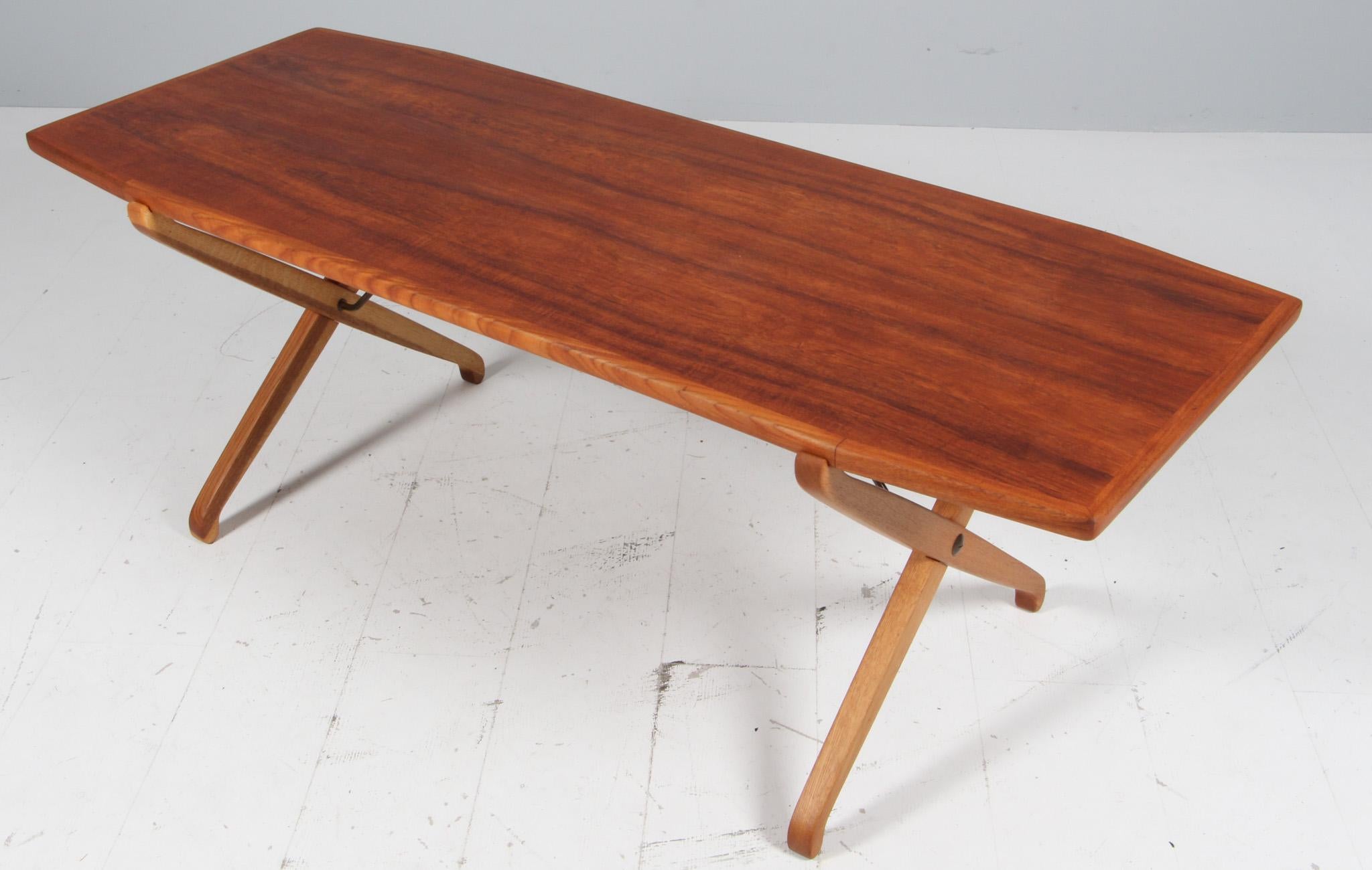 Scandinavian Modern Danish cabinetmaker, sofa table in teak and oak For Sale