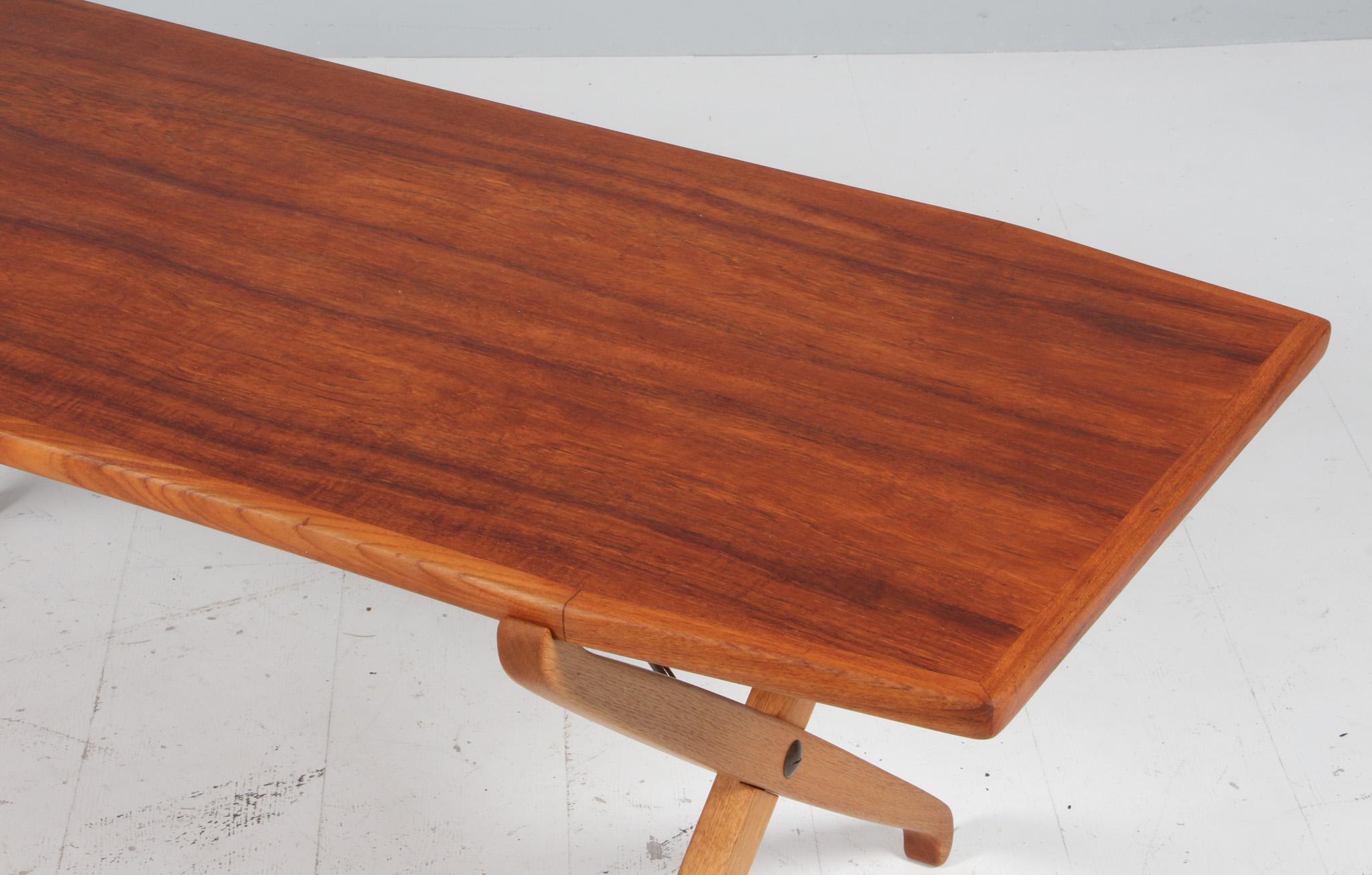 Danish cabinetmaker, sofa table in teak and oak In Good Condition For Sale In Esbjerg, DK