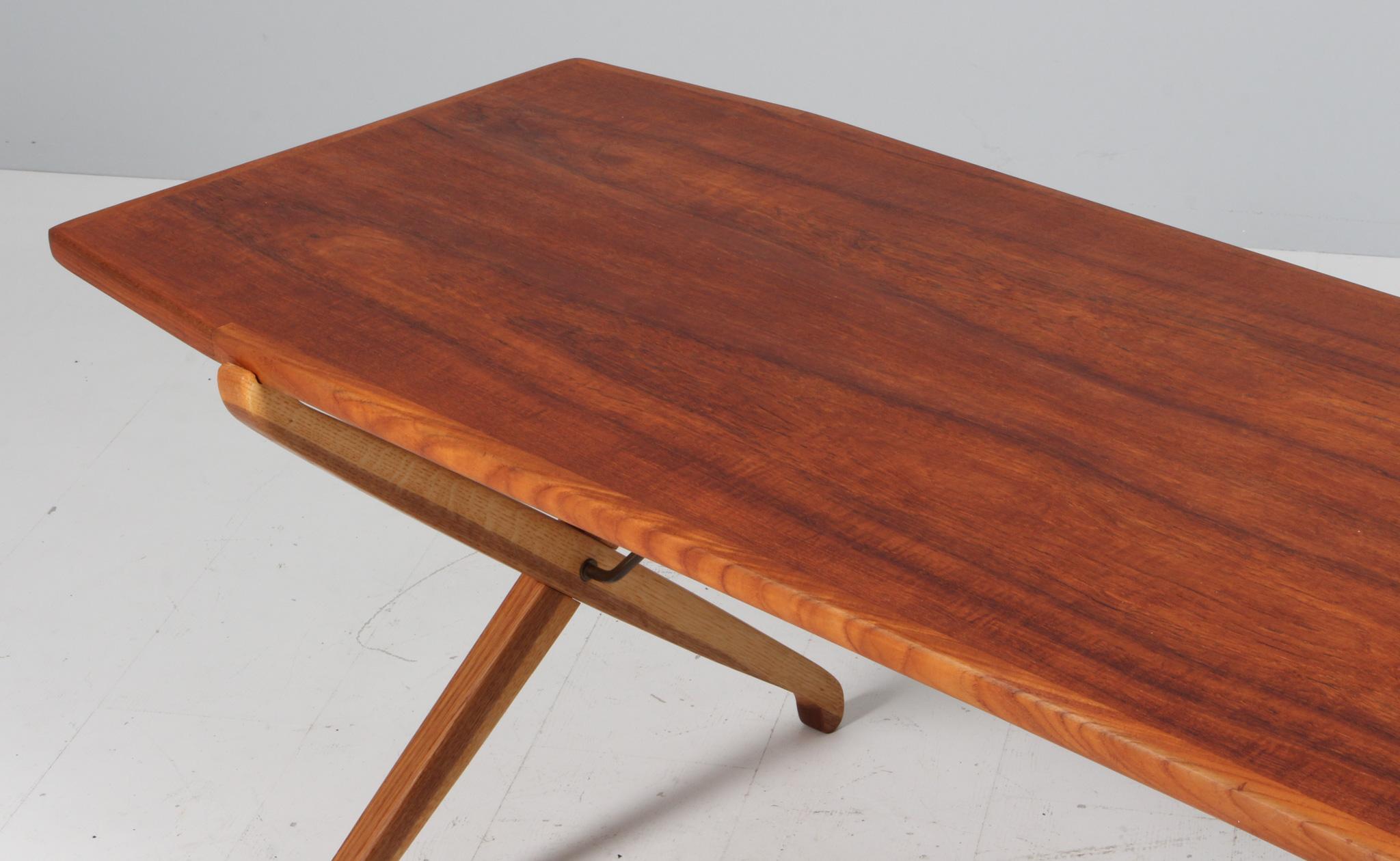 Mid-20th Century Danish cabinetmaker, sofa table in teak and oak For Sale