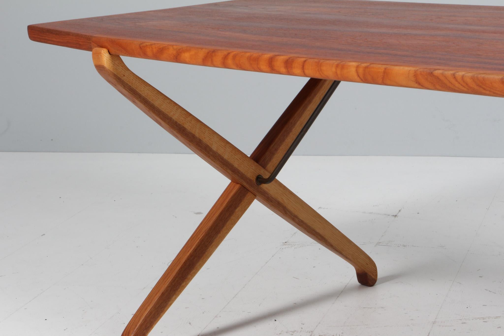 Danish cabinetmaker, sofa table in teak and oak For Sale 1