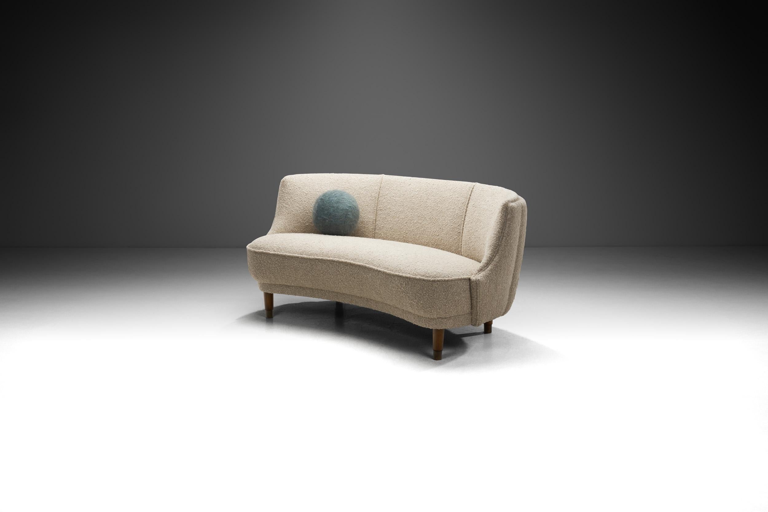 The influence of the Art Deco movement was significant on early Scandinavian modernism, resulting in a unique aesthetic mixture based on traditional craftsmanship and quality. In this beautiful and distinctive sofa, simple horizontal and vertical