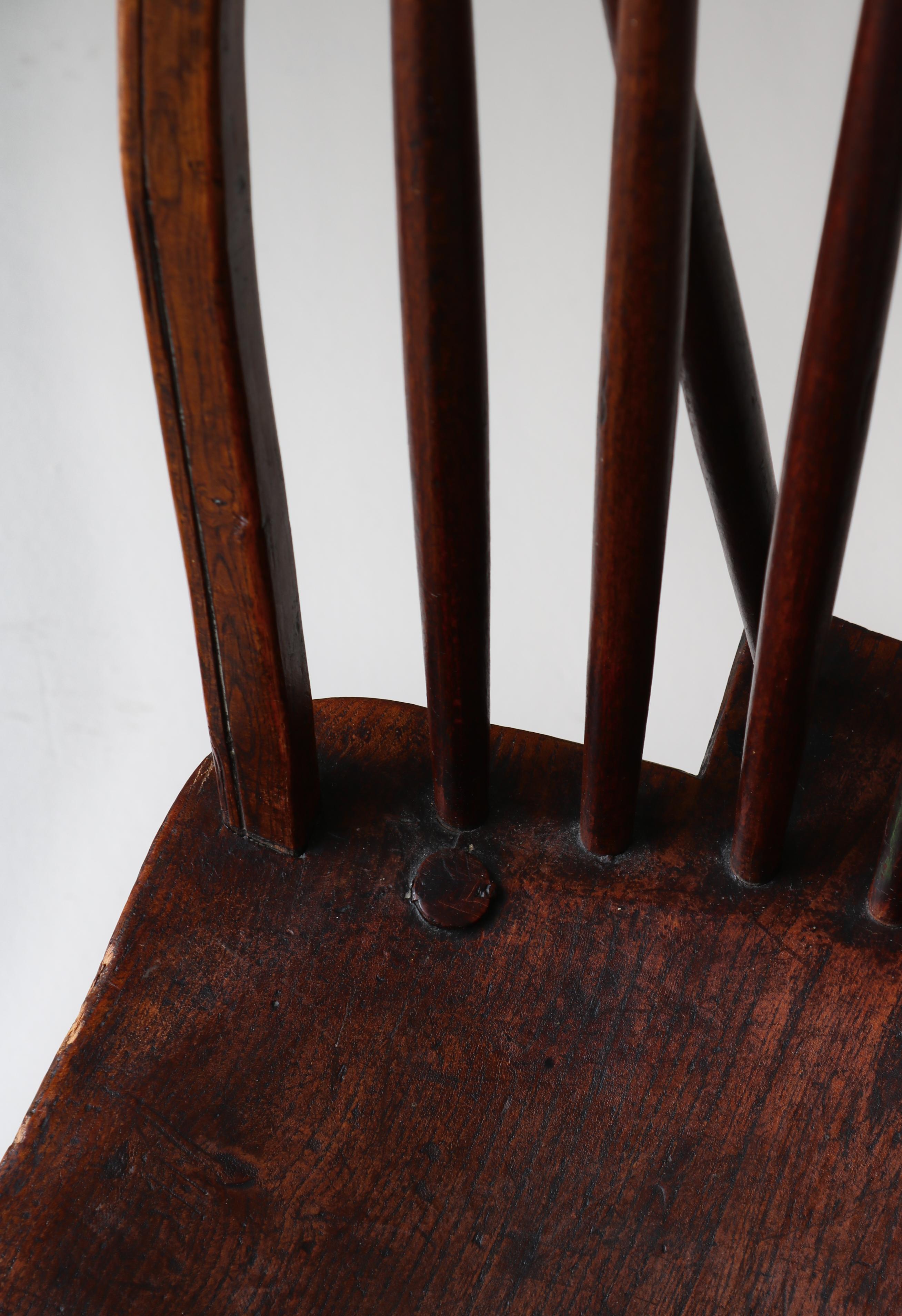 Chaises à fuseau d'ébéniste danois en bois d'Elmwood massif teinté, début du 20e siècle en vente 2