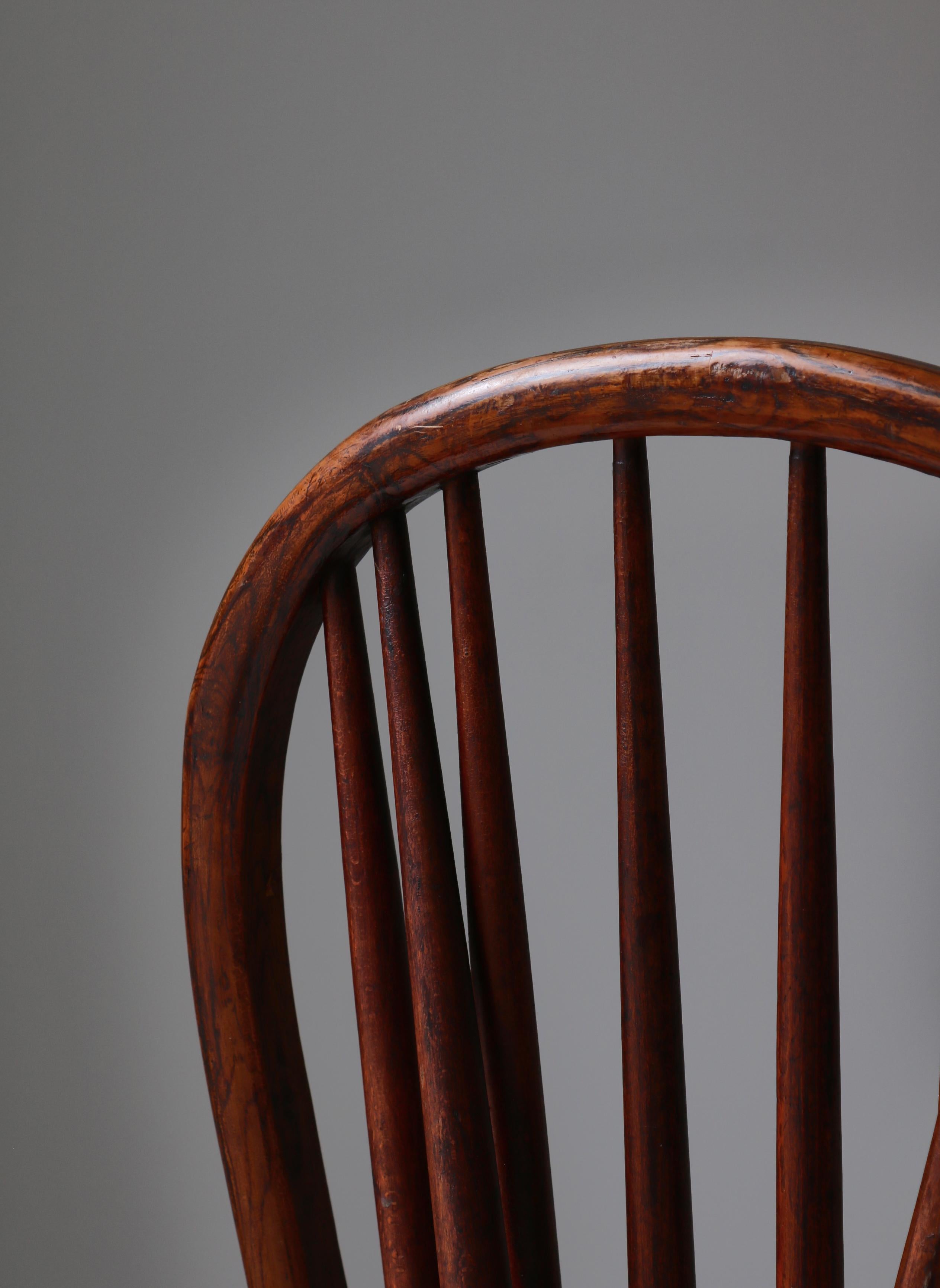 Chaises à fuseau d'ébéniste danois en bois d'Elmwood massif teinté, début du 20e siècle en vente 3