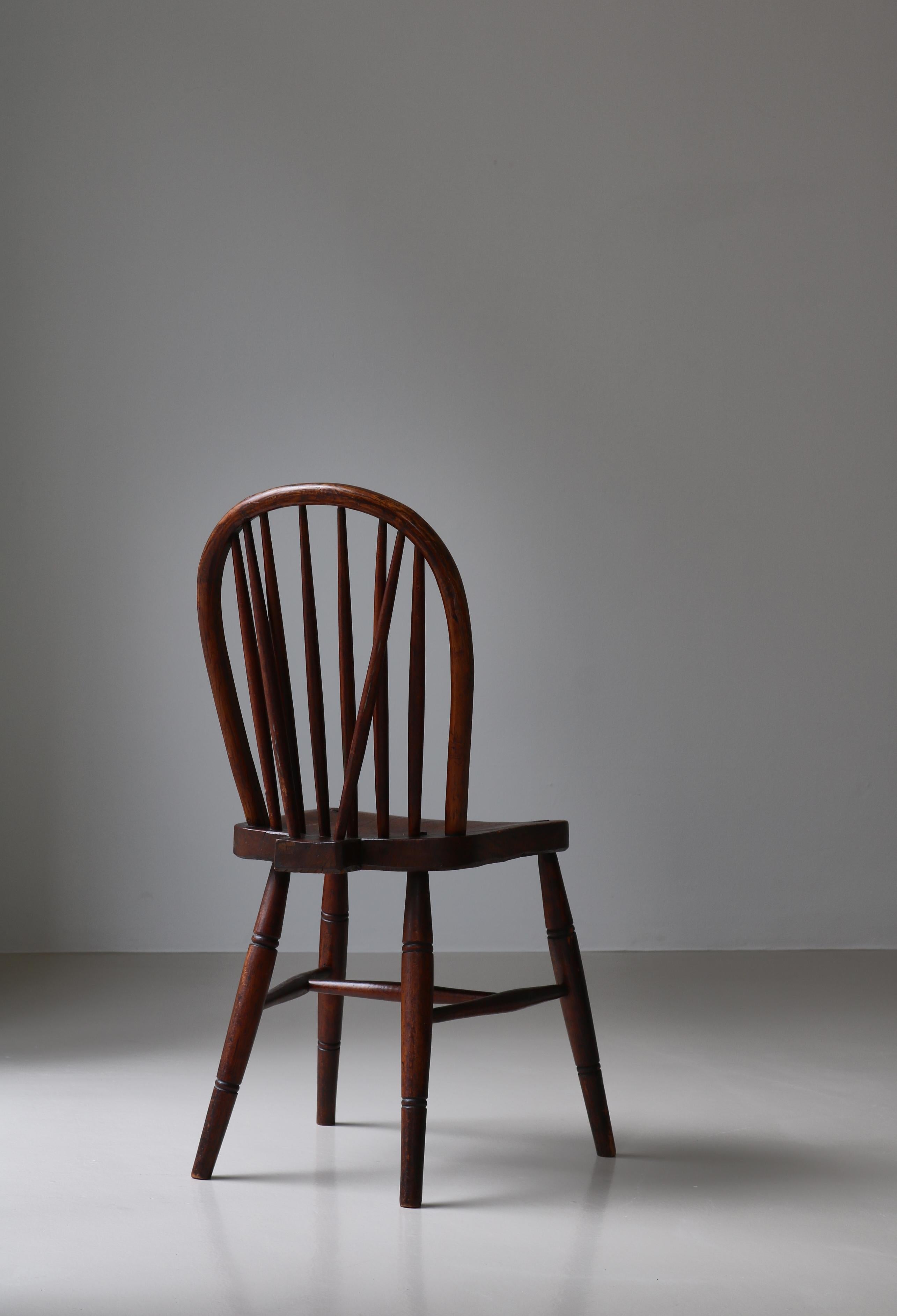 Chaises à fuseau d'ébéniste danois en bois d'Elmwood massif teinté, début du 20e siècle en vente 4