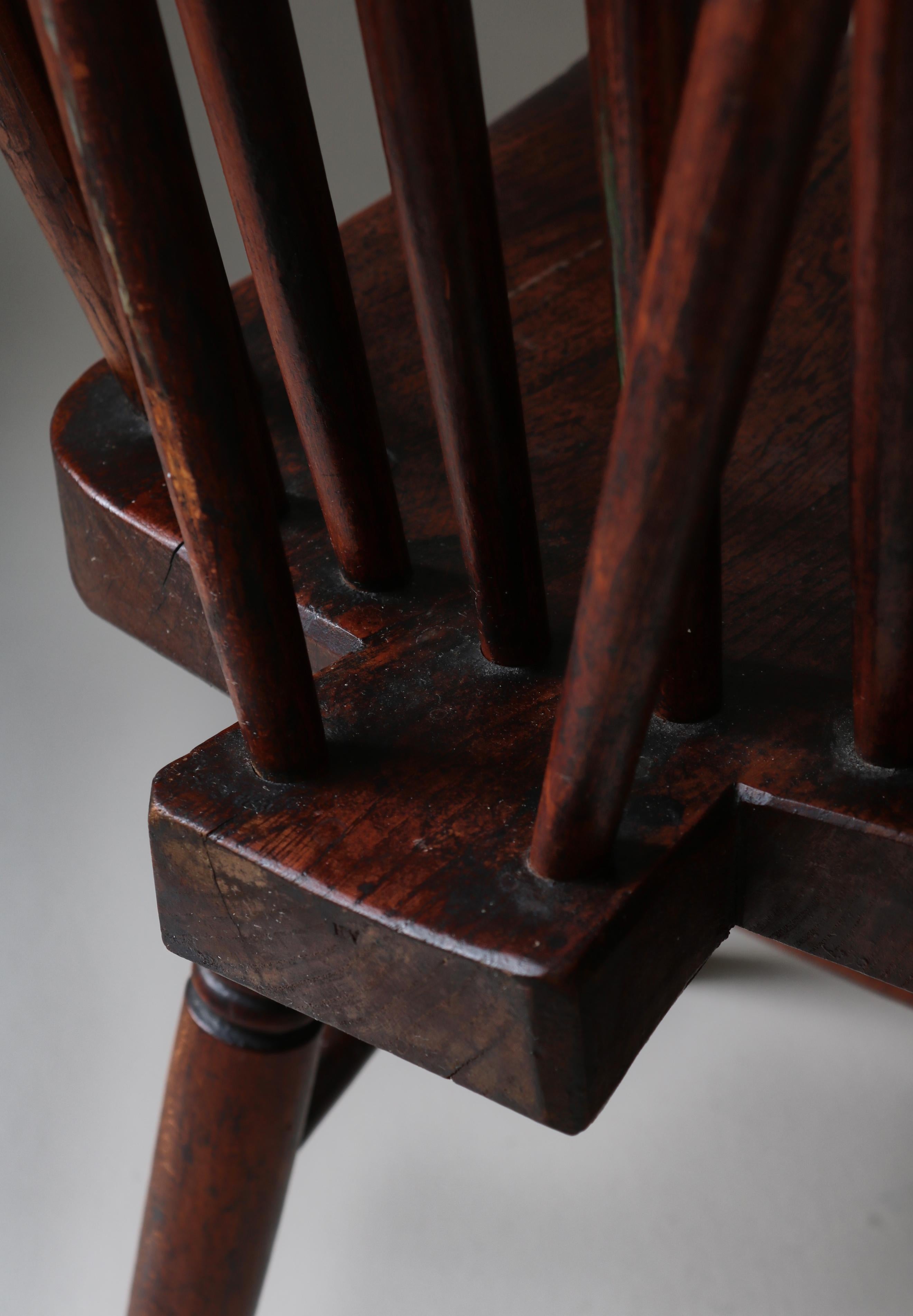 Chaises à fuseau d'ébéniste danois en bois d'Elmwood massif teinté, début du 20e siècle en vente 8