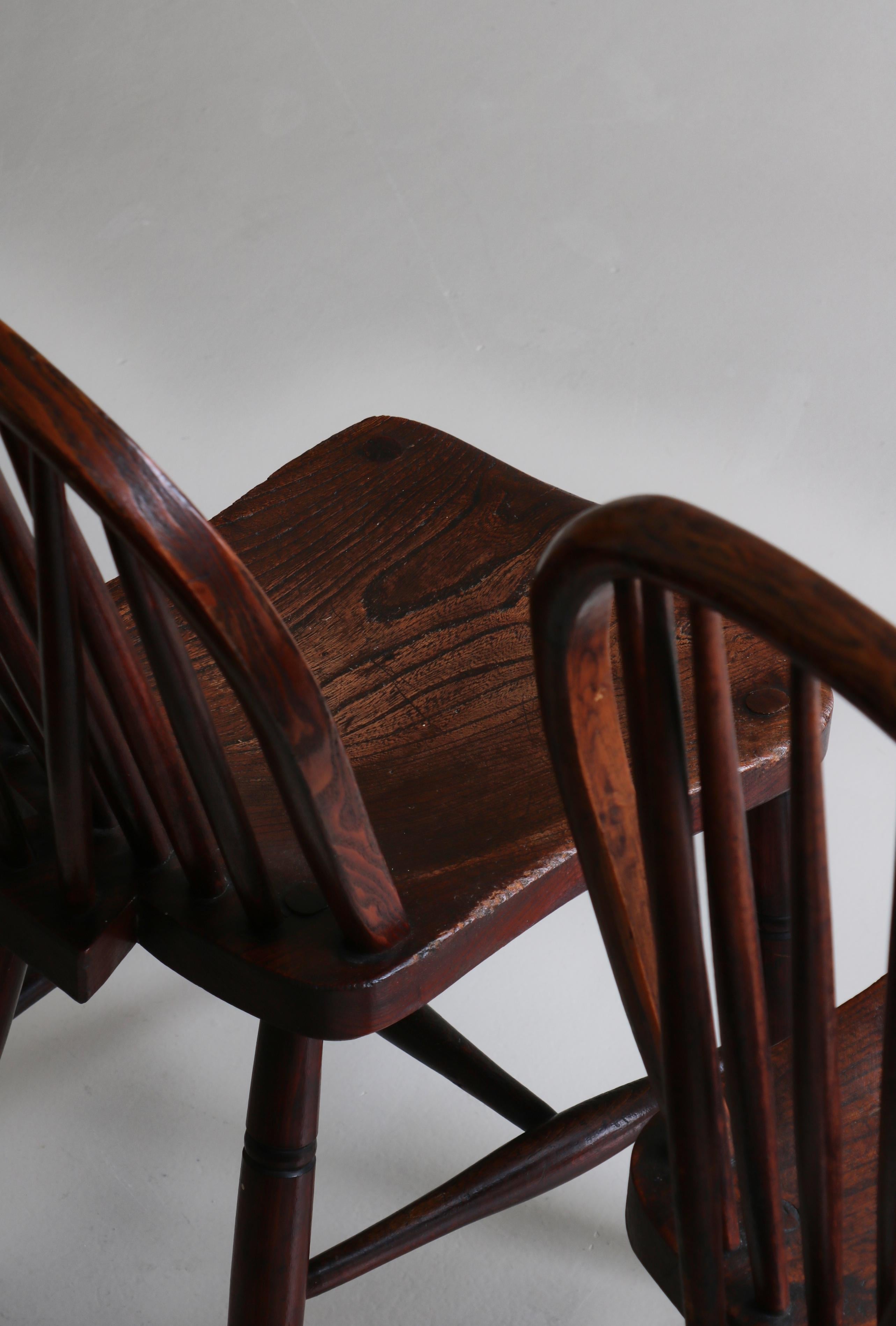 Artisanat Chaises à fuseau d'ébéniste danois en bois d'Elmwood massif teinté, début du 20e siècle en vente
