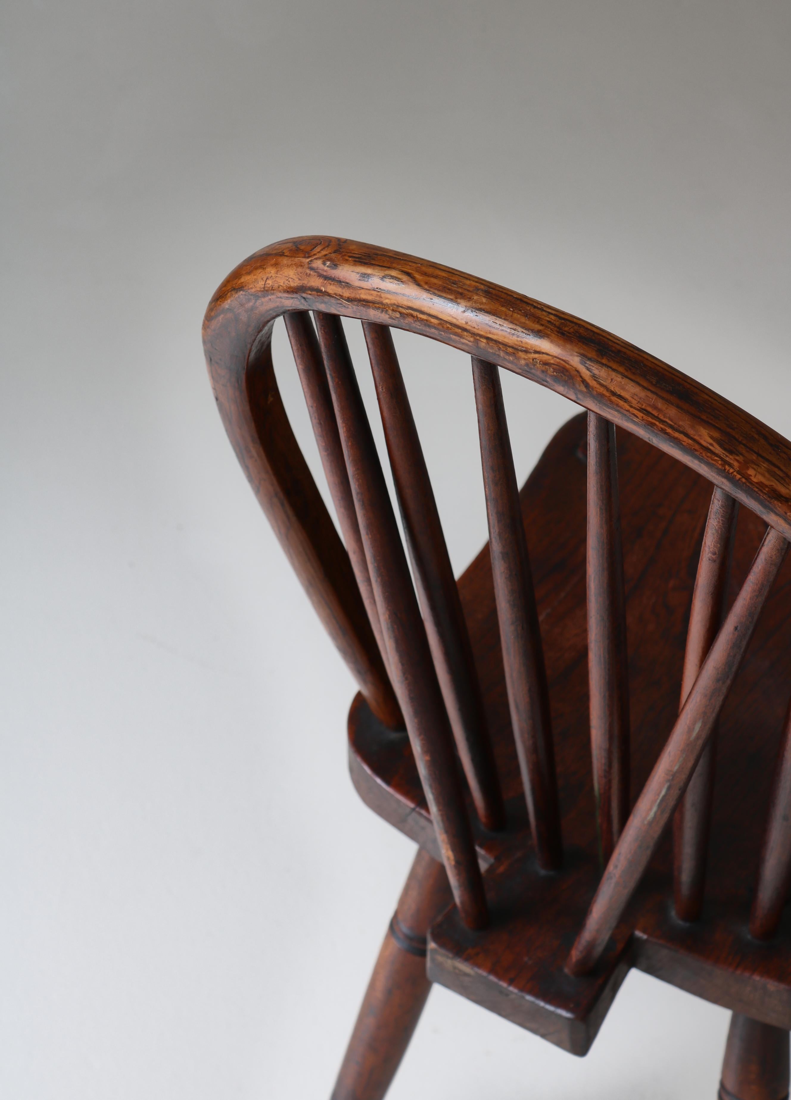 Chaises à fuseau d'ébéniste danois en bois d'Elmwood massif teinté, début du 20e siècle État moyen - En vente à Odense, DK