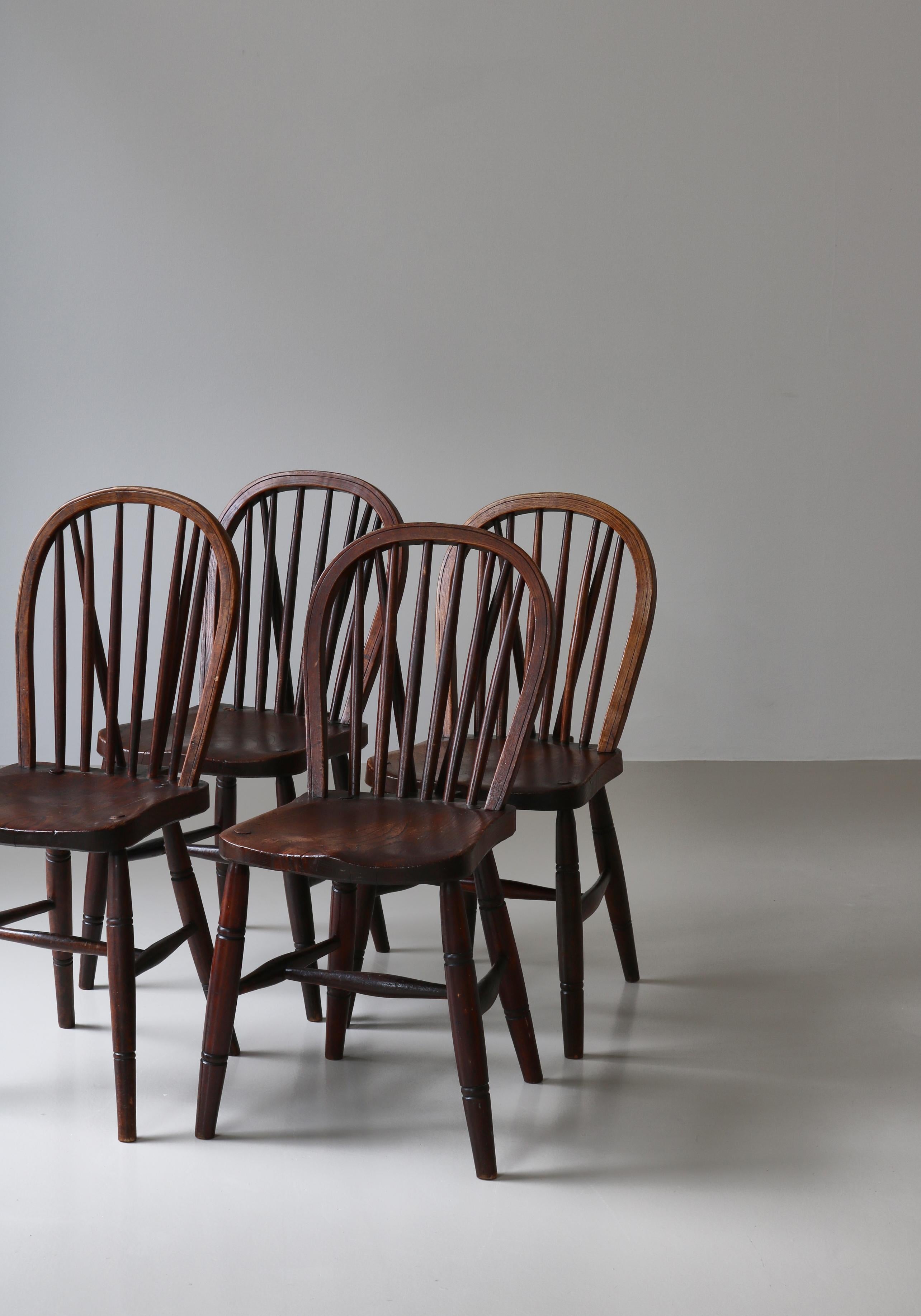 20ième siècle Chaises à fuseau d'ébéniste danois en bois d'Elmwood massif teinté, début du 20e siècle en vente