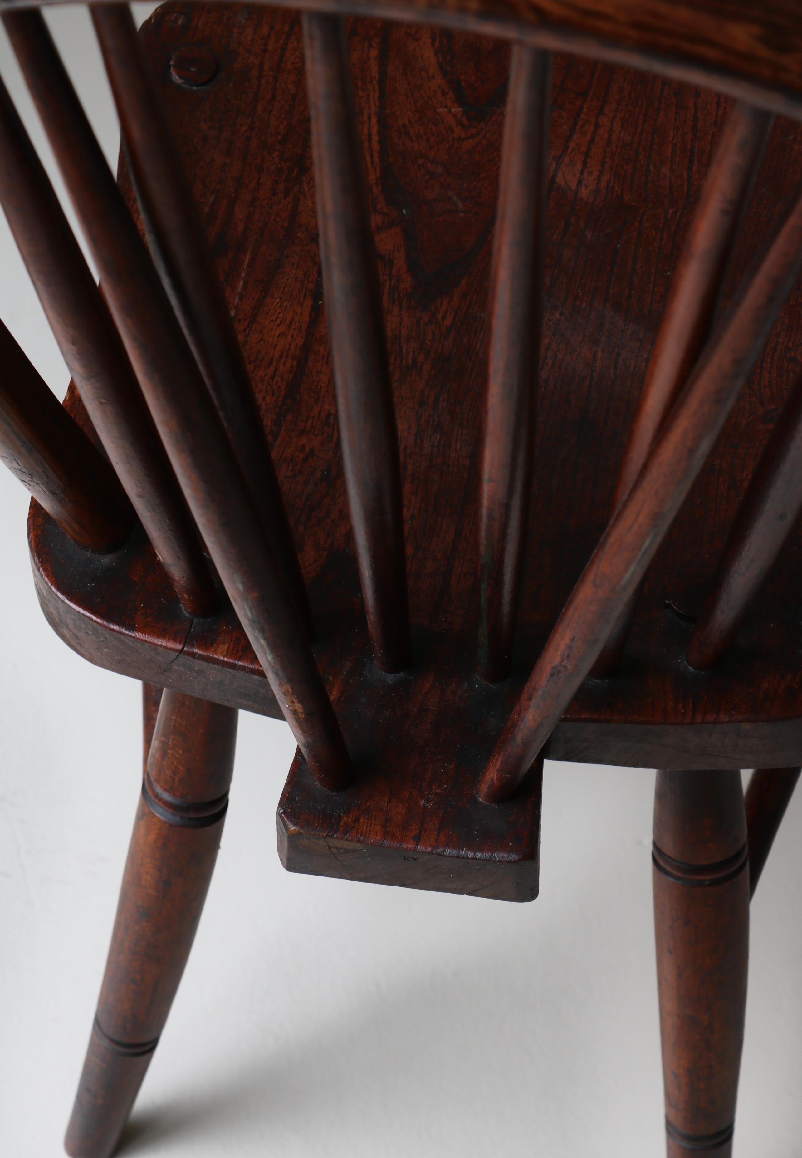 Orme Chaises à fuseau d'ébéniste danois en bois d'Elmwood massif teinté, début du 20e siècle en vente