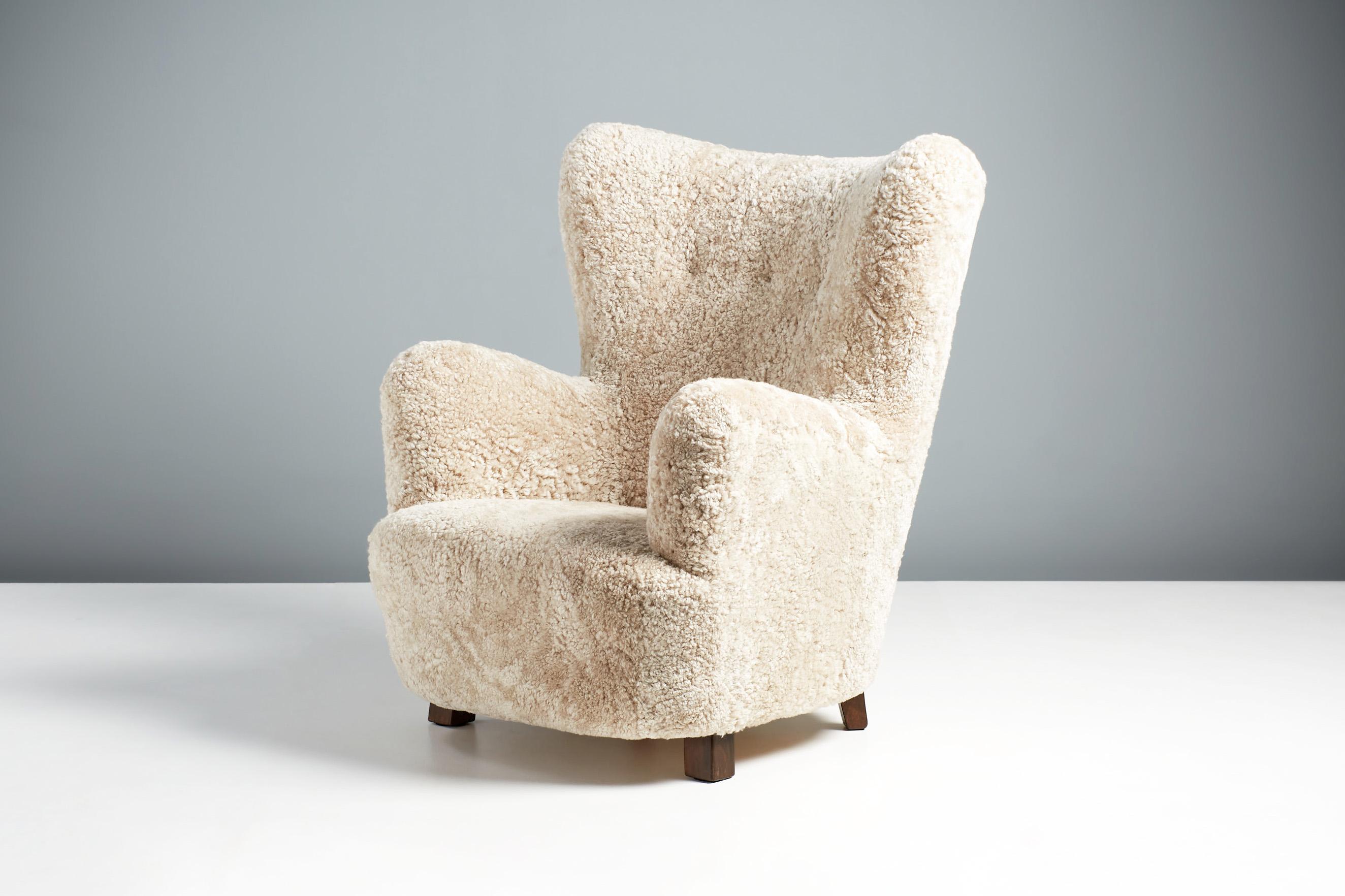 Fauteuil en peau de mouton d'ébéniste danois, vers 1940.

Cette grande chaise longue a été fabriquée par un ébéniste danois dans les années 1940 et est typique des chaises longues danoises de l'époque. Il est doté d'un dossier à oreilles incurvé et