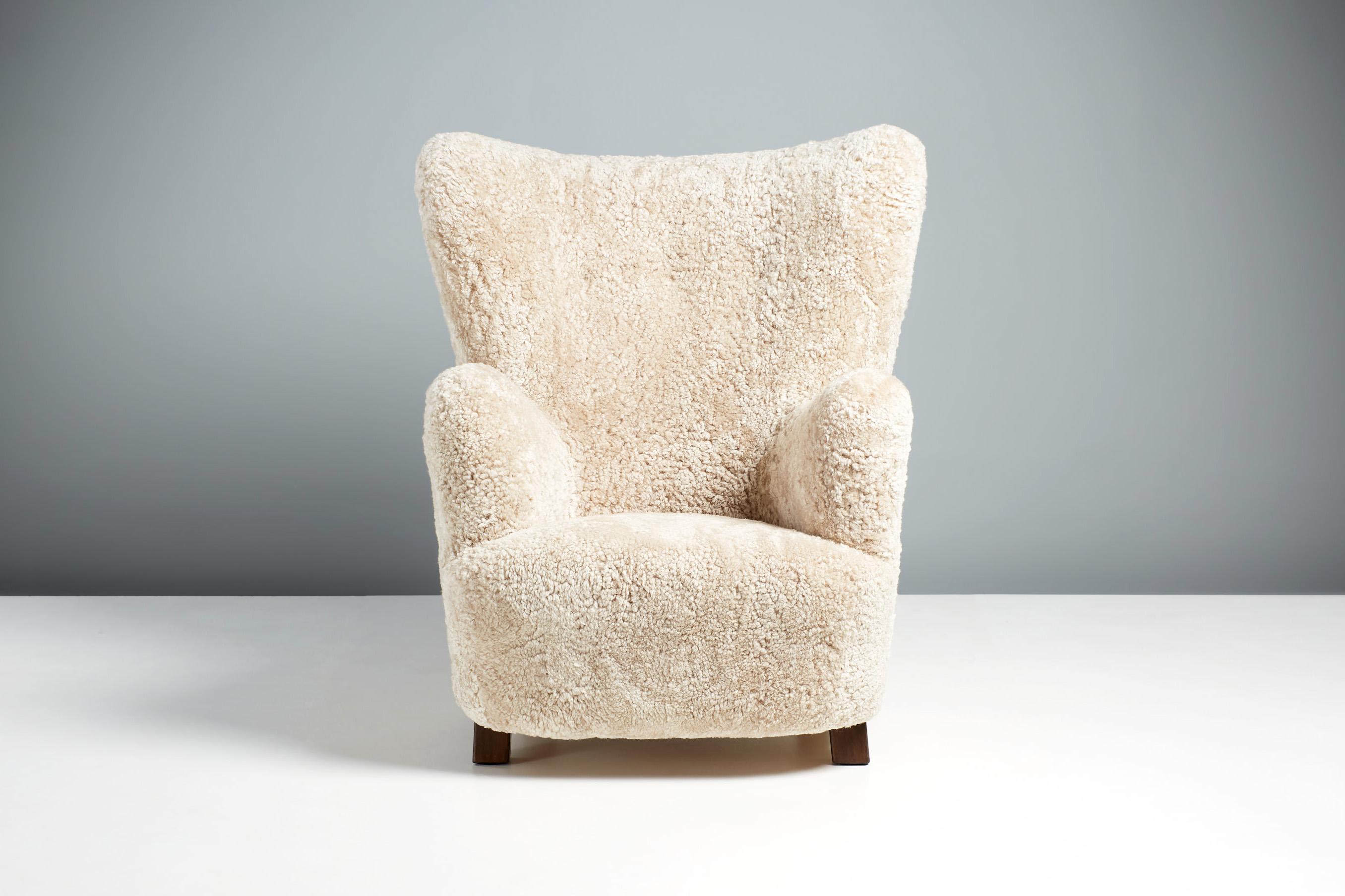 Scandinave moderne Grand fauteuil en peau de mouton d'ébéniste danois v1940s en vente