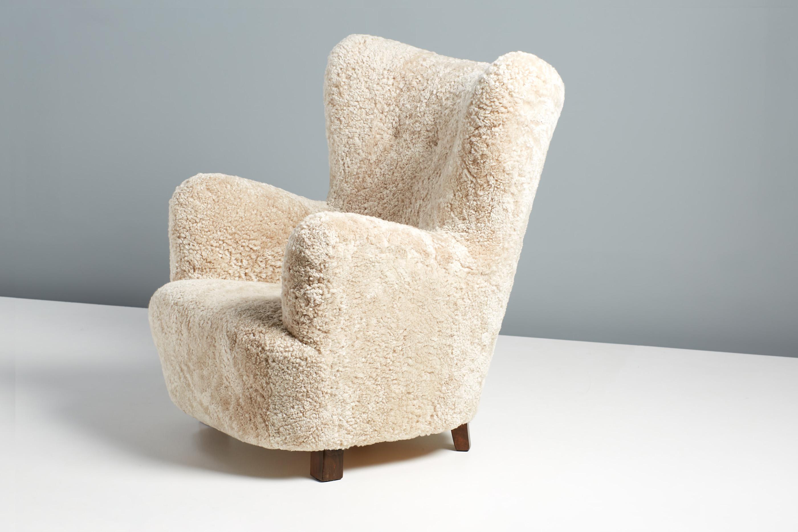 Milieu du XXe siècle Grand fauteuil en peau de mouton d'ébéniste danois v1940s en vente