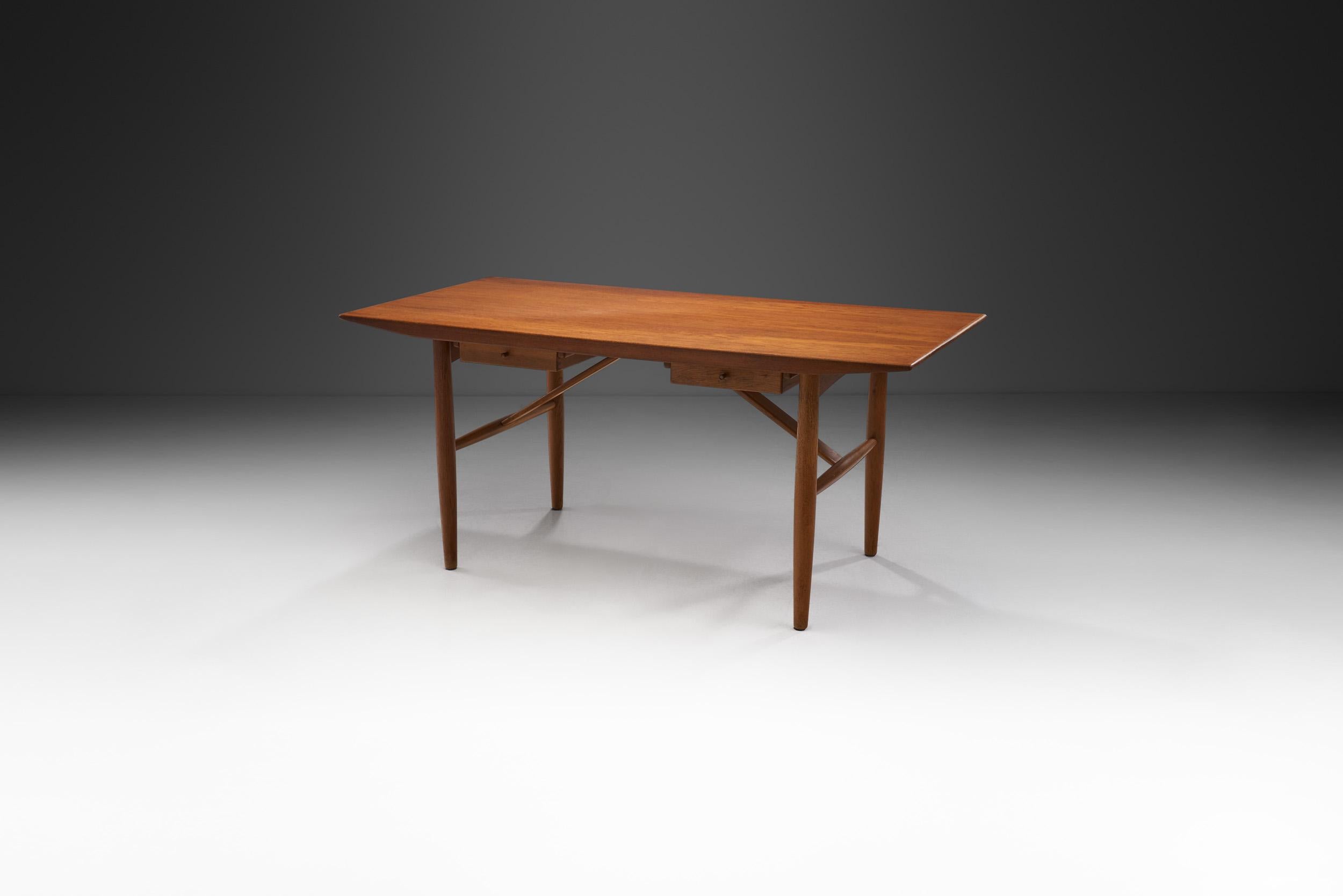 Firm believers in Functionalism, Danish designers and cabinetmakers avoided short-lived aesthetic trends alike, concentrating on crafting with quality materials instead. This desk is characterized by its functionalist design combined with a modern