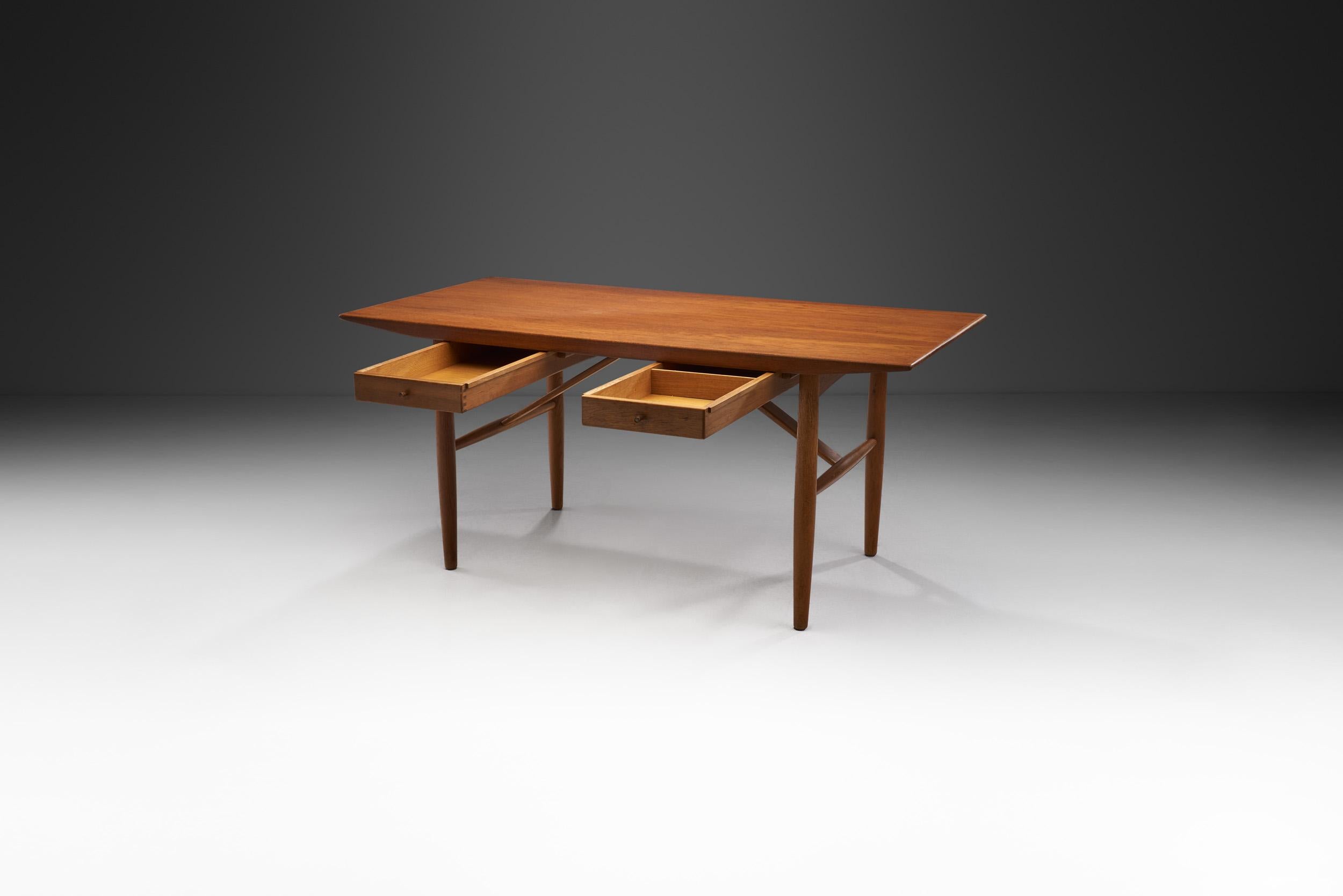 Scandinavo moderno Scrivania danese in teak e Oak con cassetti, Danimarca, 1950 ca. in vendita
