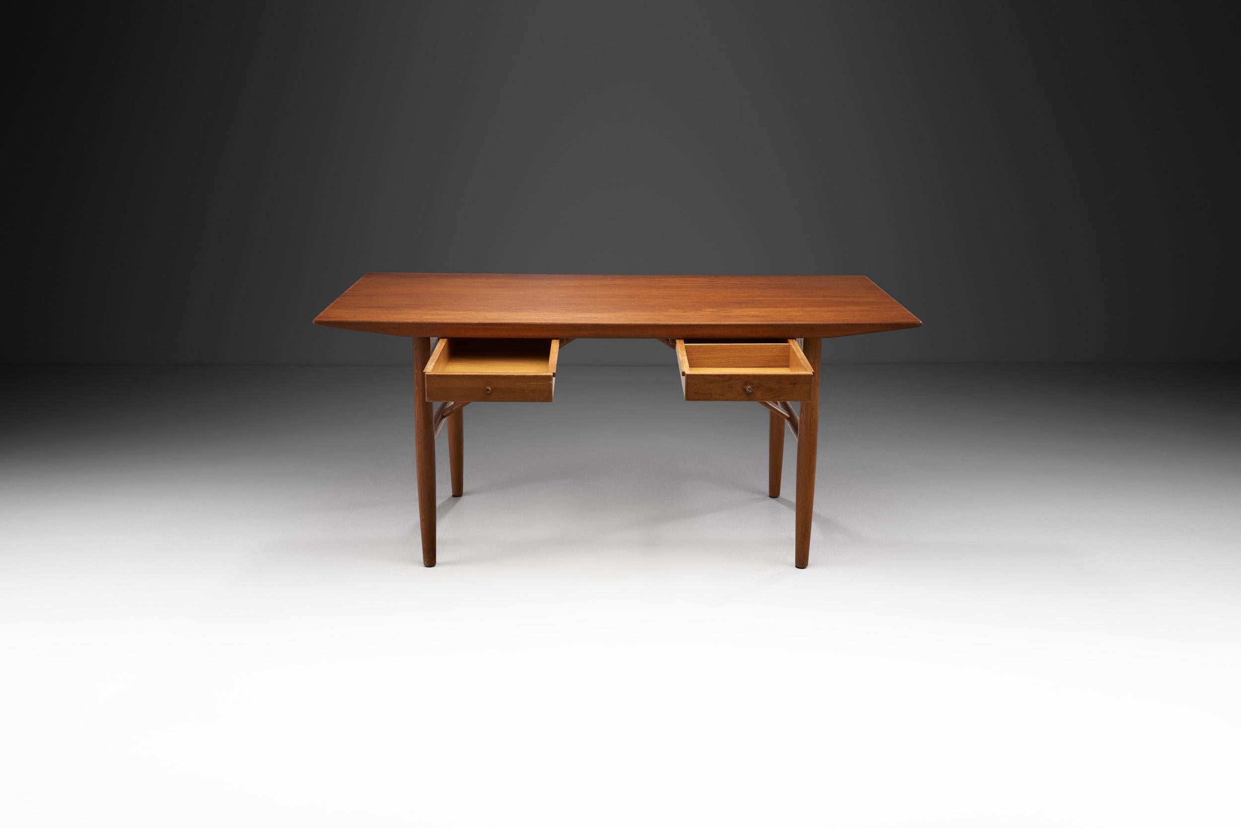 Mid-20th Century Danish Cabinetmaker Teak and Oak Desk with Drawers, Denmark, circa 1950s For Sale