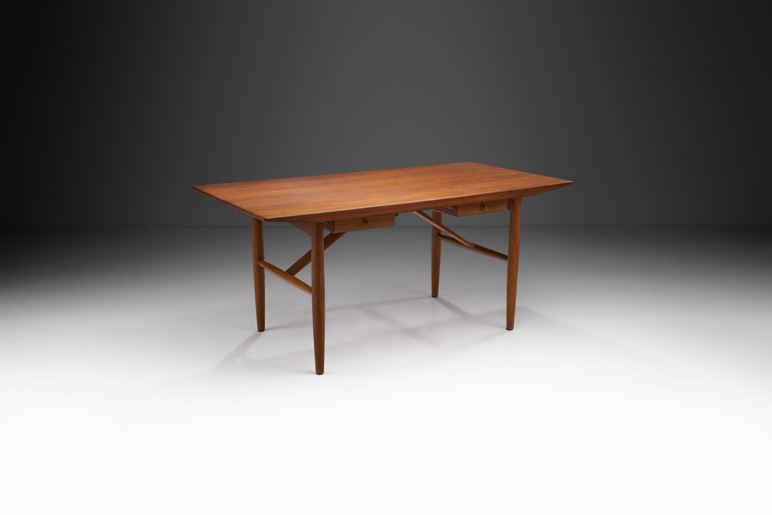 Metà XX secolo Scrivania danese in teak e Oak con cassetti, Danimarca, 1950 ca. in vendita