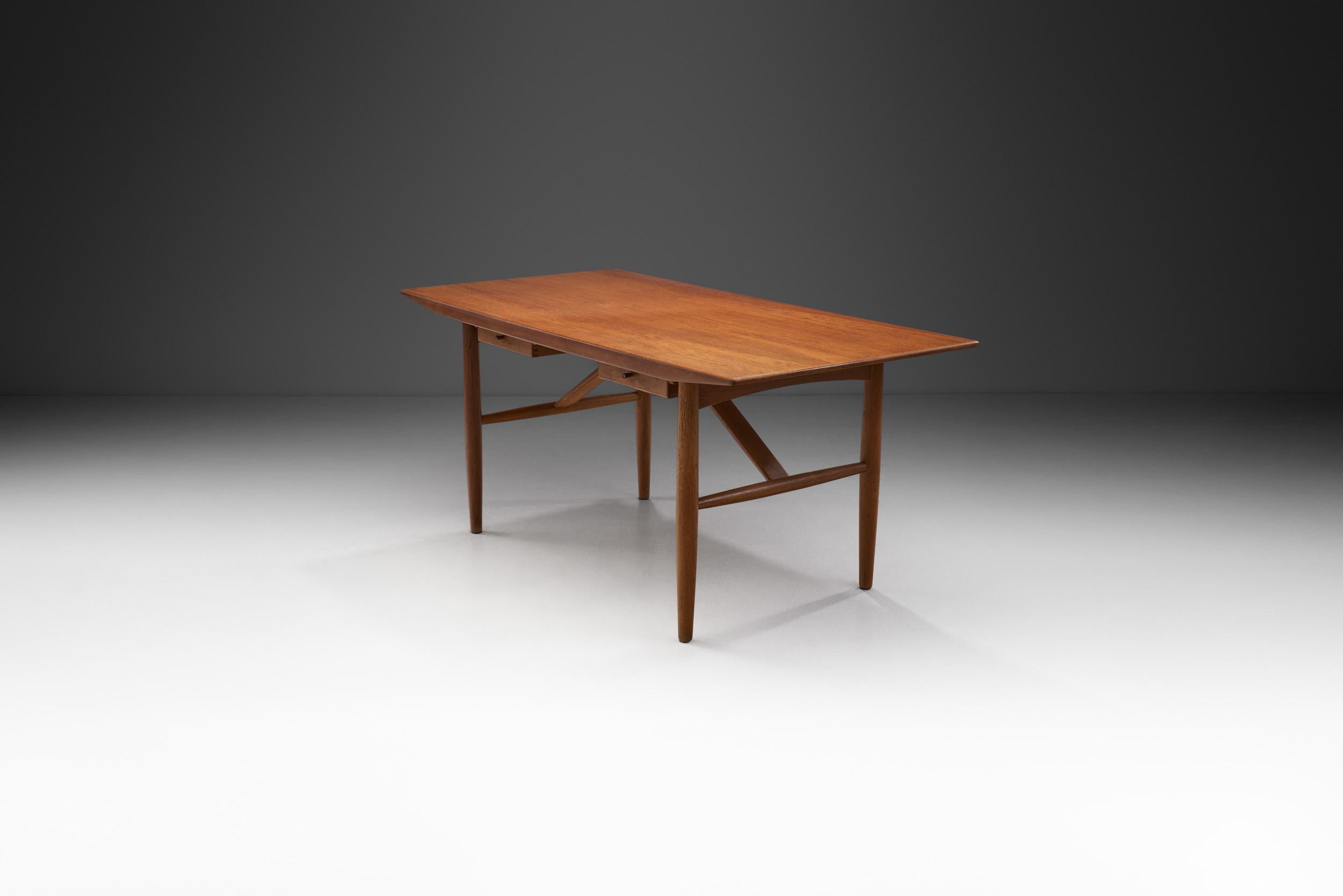 Legno Scrivania danese in teak e Oak con cassetti, Danimarca, 1950 ca. in vendita