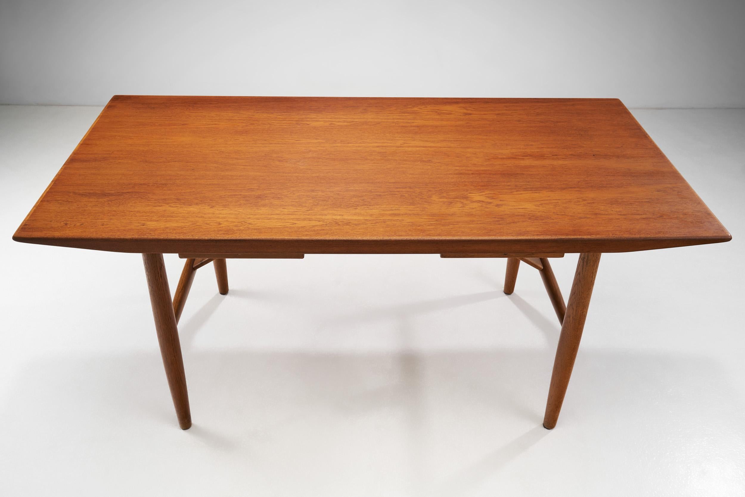 Dänischer Schreibtisch aus Teakholz und Eiche mit Schubladen, Dänemark, ca. 1950er Jahre (Holz) im Angebot