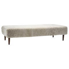 Dänisches Teakholz-Tagesbett aus Schafsfell, Dänemark, 1950er Jahre
