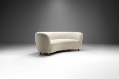 Divano a tre posti a banana di un ebanista danese, Danimarca, anni '40