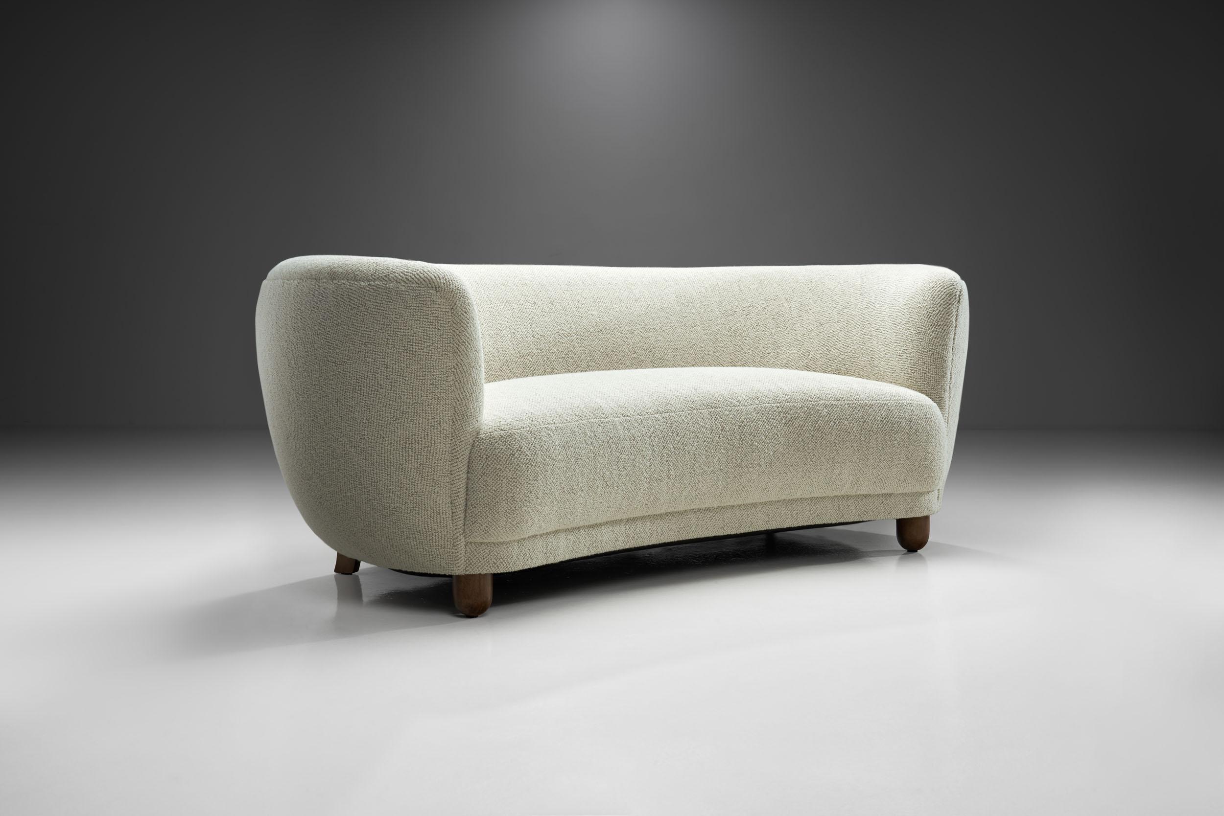 This beautiful Danish three-seater sofa recalls the Art Deco style of the 1930s with the recognisable touch of Danish Modernism. Thanks to its elegantly curved shape, this type of sofa is often referred to as the “banana” style.

Apart from the
