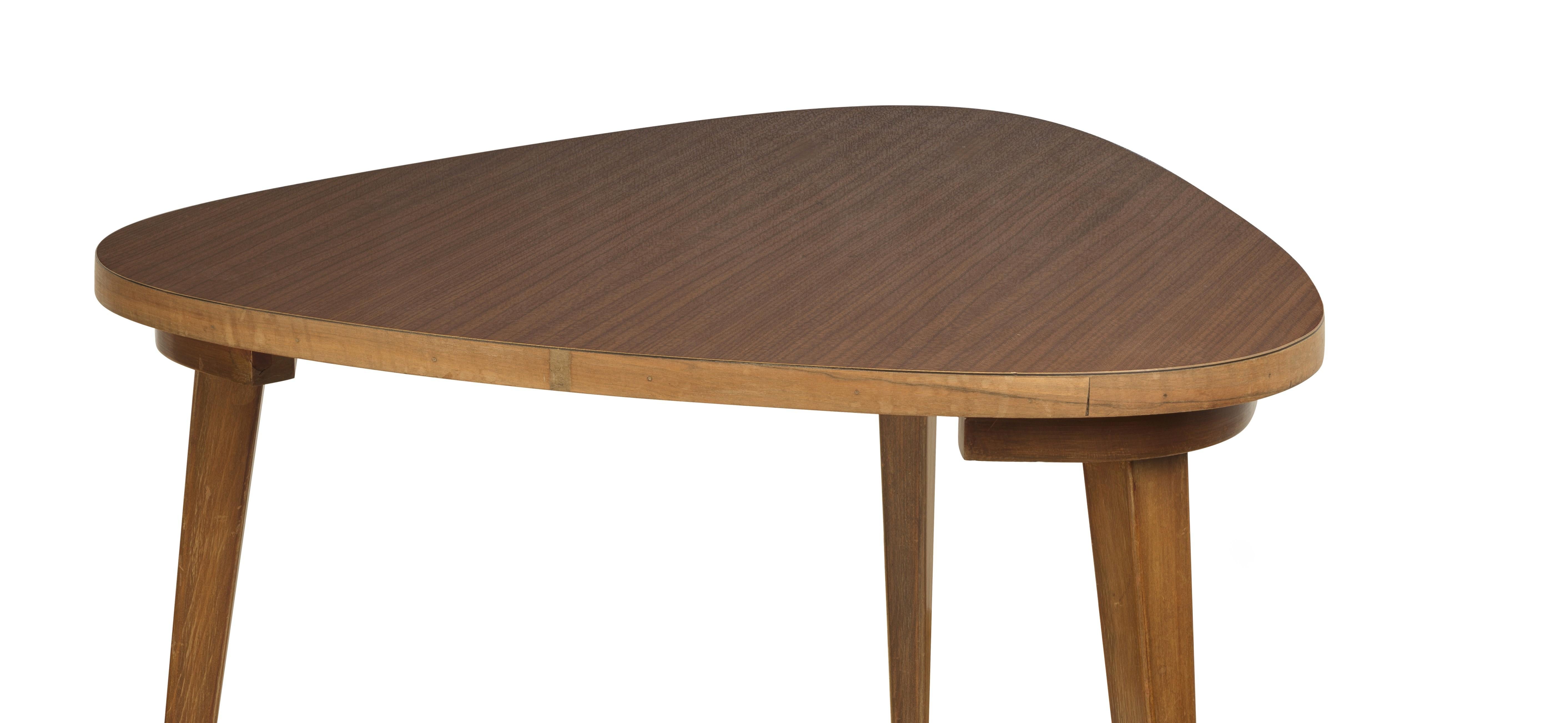  associent le design des meubles danois à l'âge d'or du pays, le milieu du XXe siècle. Cette table d'appoint simple, mais magnifiquement conçue et réalisée, montre pourquoi il en est ainsi. Cette table moderne du milieu du siècle allie l'esthétique