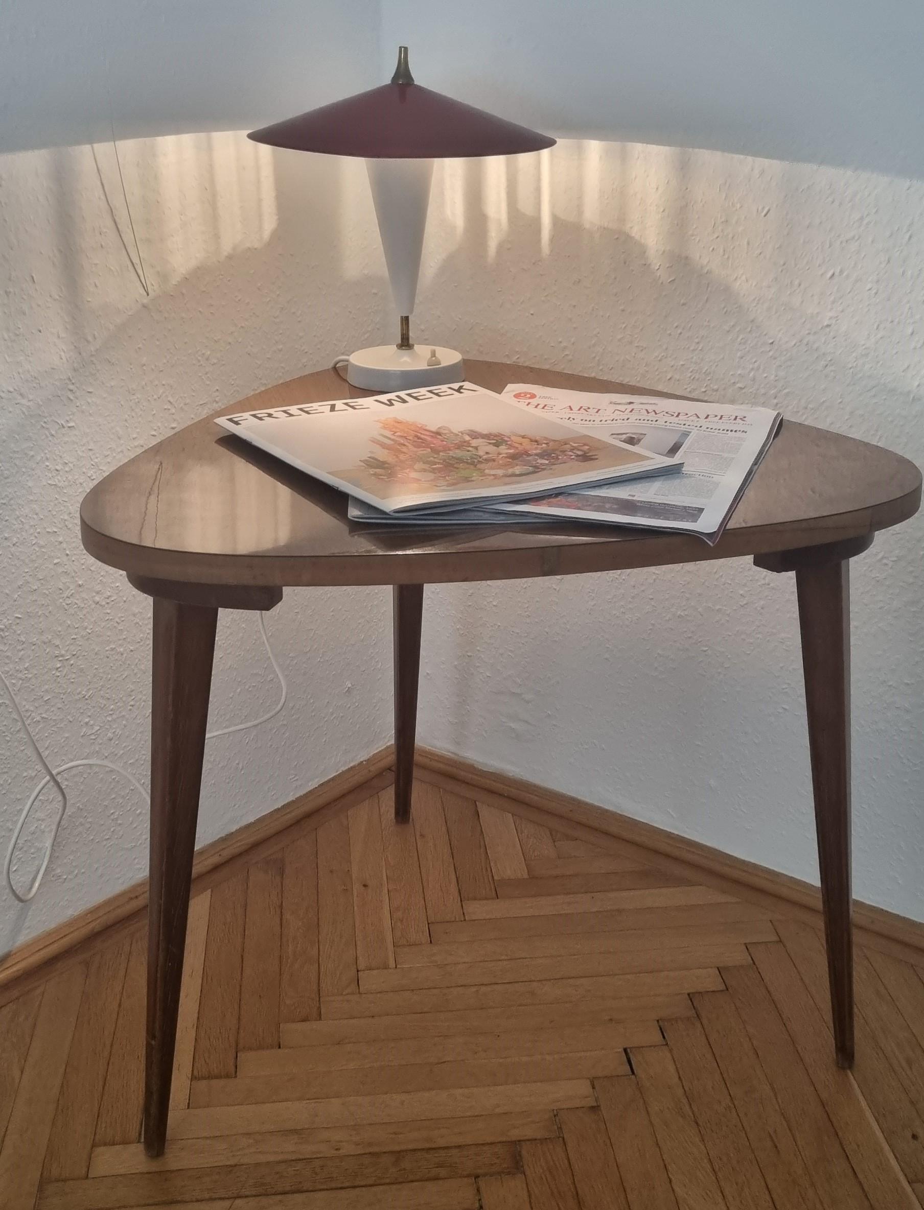 Placage Table basse triangulaire à pieds tripodes fuselés, ébénisterie danoise, Danemark ca en vente